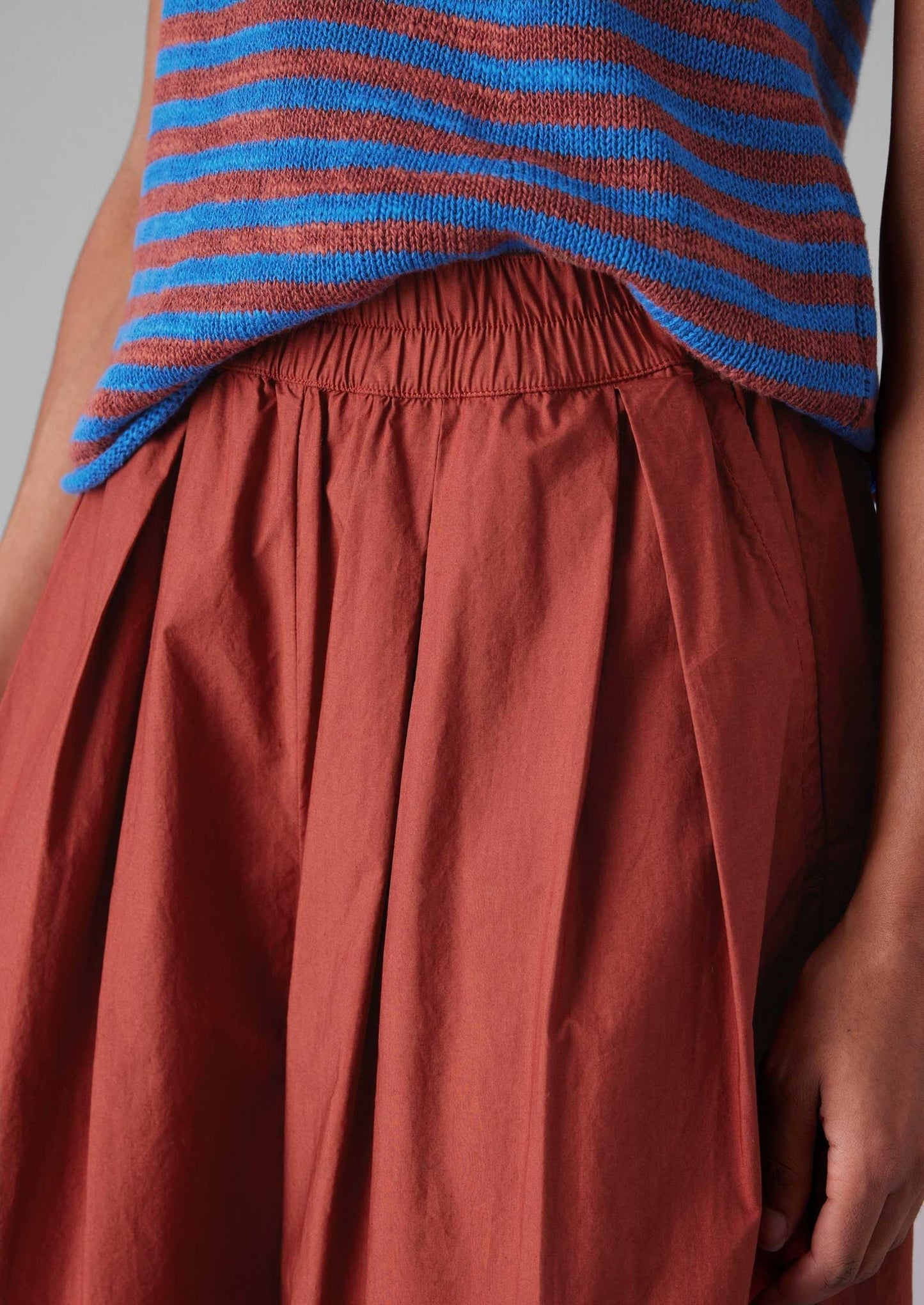 Pantaloni in popeline di cotone plissettato | Mattone
