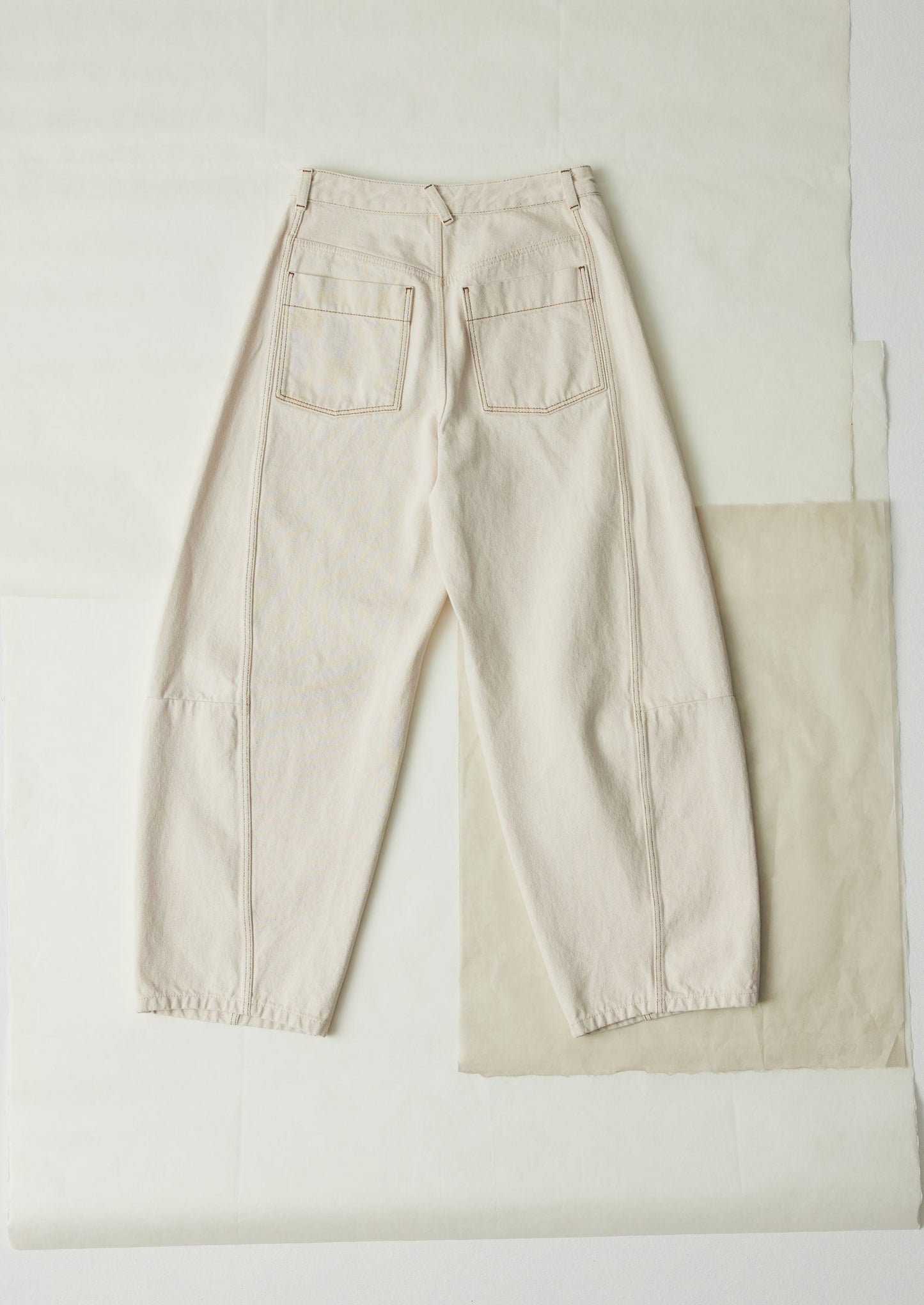 Pantaloni in denim con cuciture scultoree | Ecru