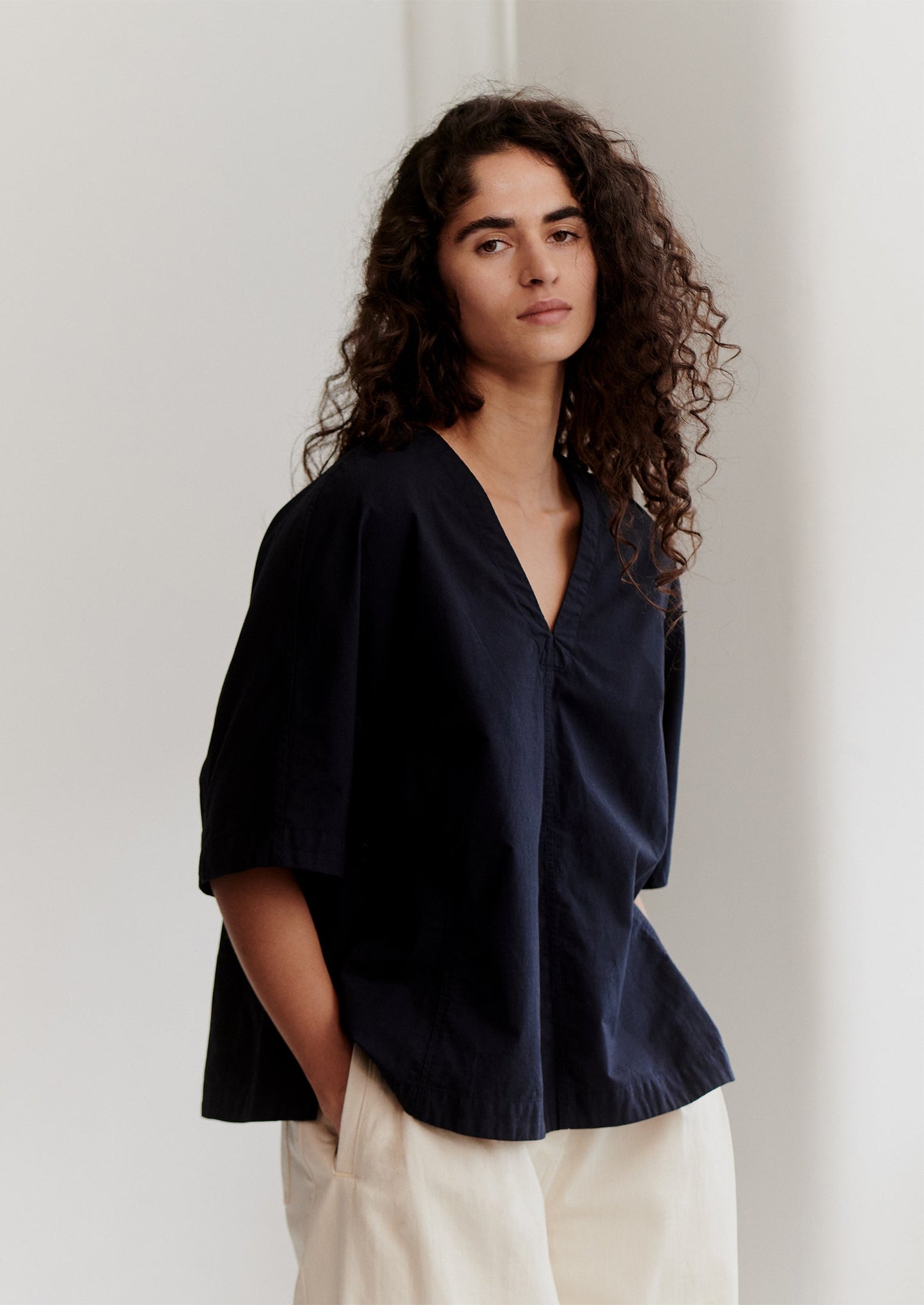 Top in popeline di cotone testurizzato con scollo a V | Inchiostro