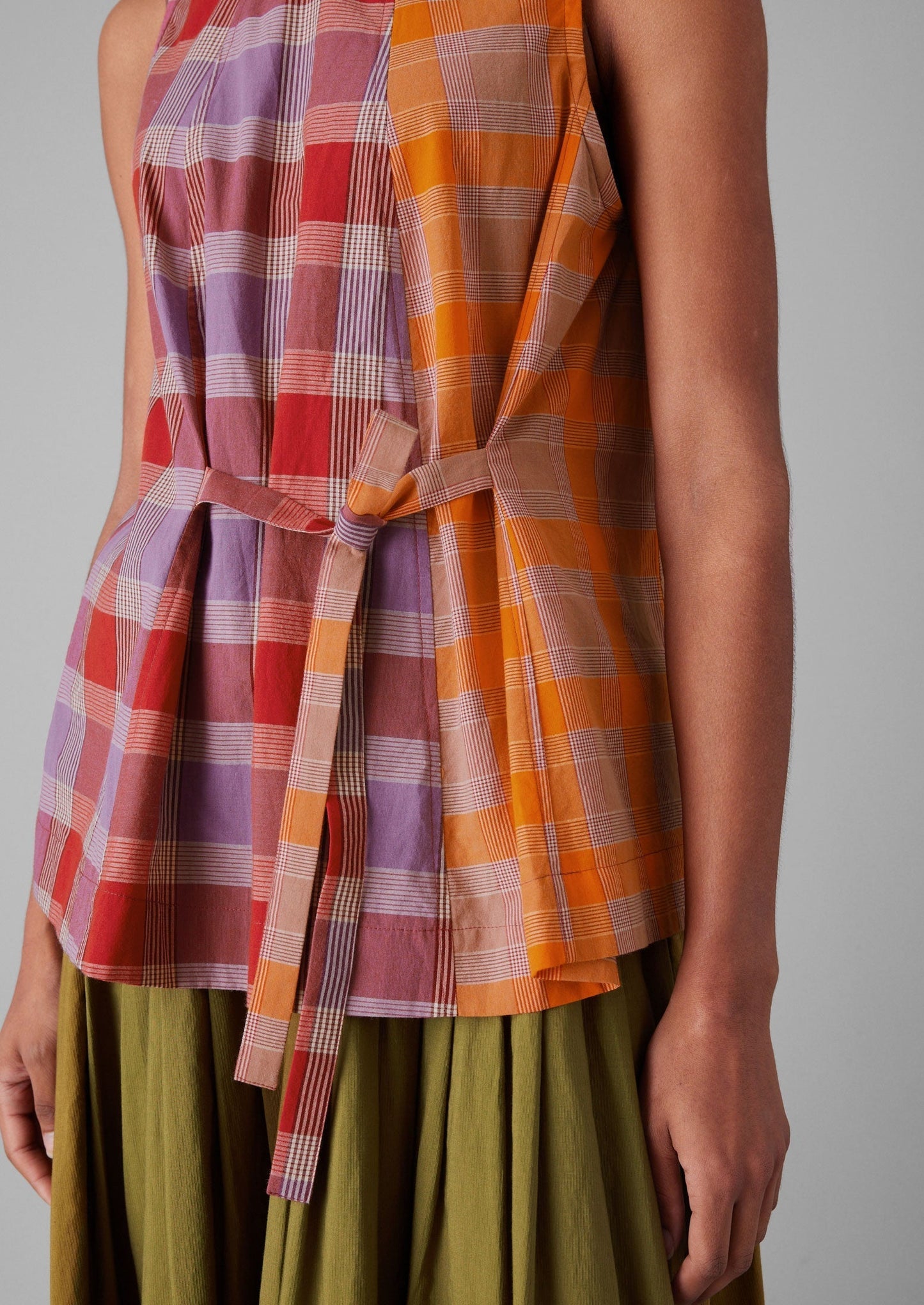 Top in cotone a quadri con pannelli annodati sul davanti | Rosso brillante/Glicine