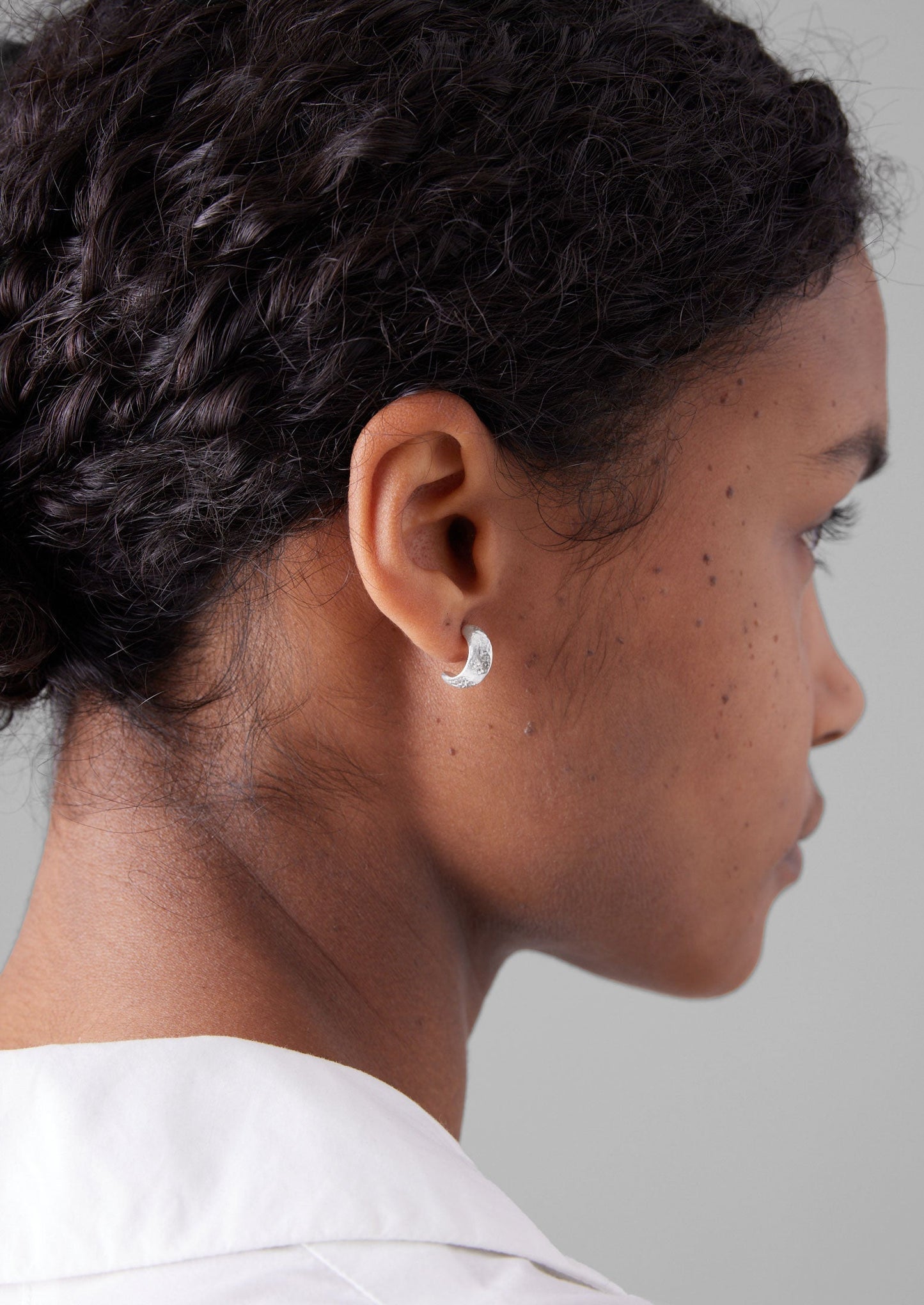 Sally Lacock Silver Sculpted Ridge Half Hoops | Argento