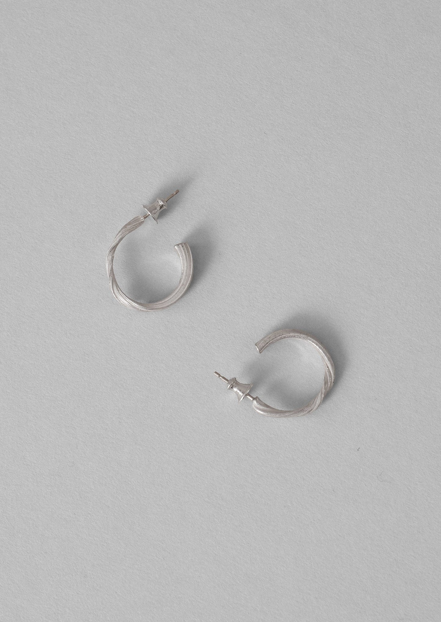 Emily Nixon Mitsuro Medium Ripple Hoops | Argento