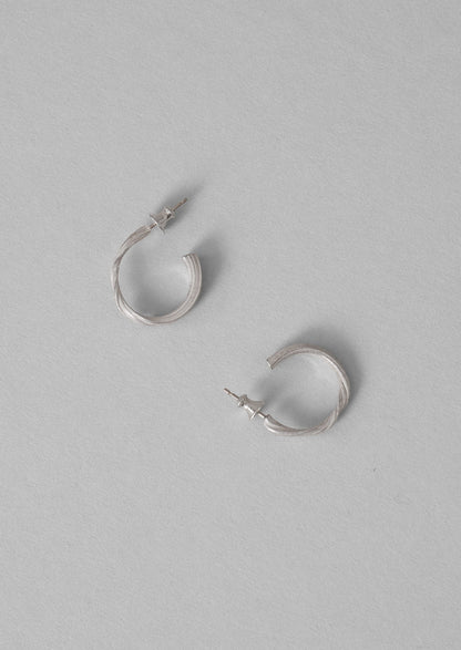 Emily Nixon Mitsuro Medium Ripple Hoops | Argento
