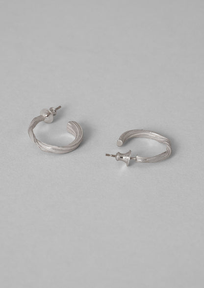 Emily Nixon Mitsuro Medium Ripple Hoops | Argento