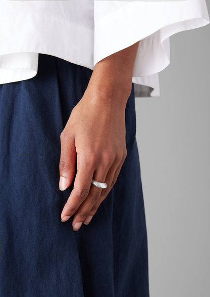 Anello con cresta scolpita in argento di Sally Lacock | Argento