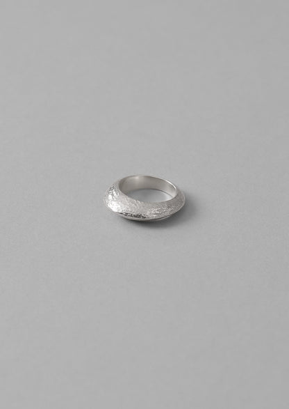 Anello con cresta scolpita in argento di Sally Lacock | Argento