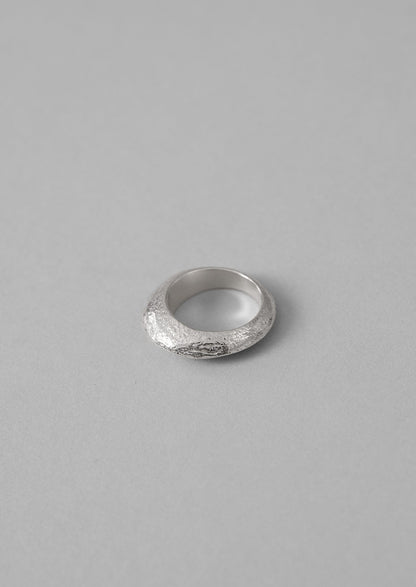 Anello con cresta scolpita in argento di Sally Lacock | Argento