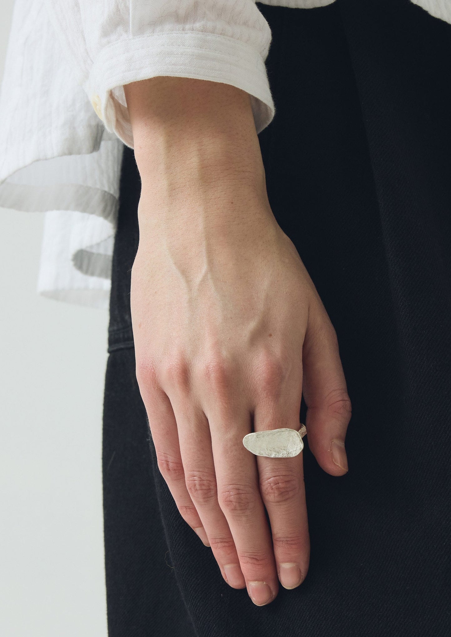 Anello in argento Quoit di Emily Nixon | Argento