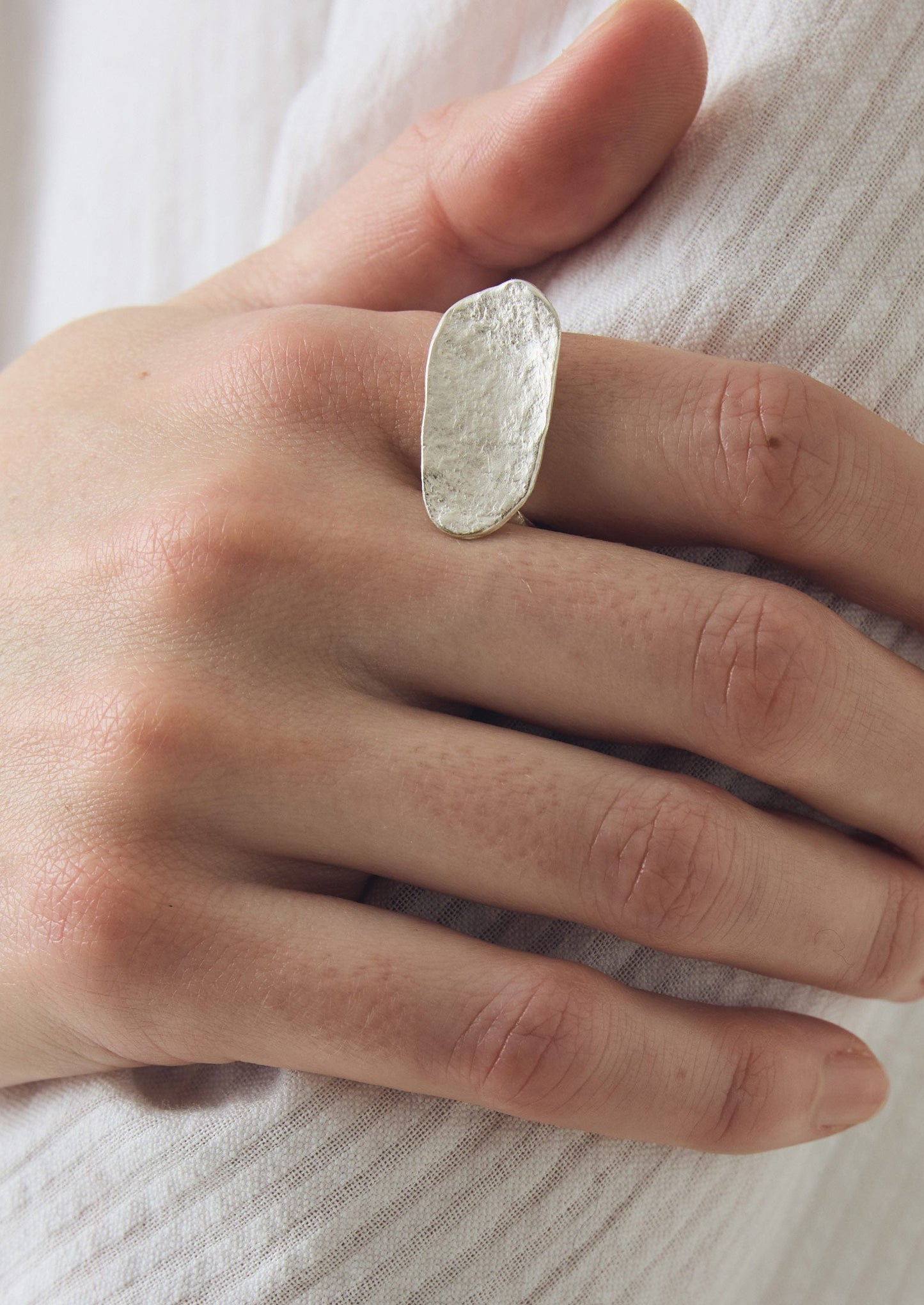 Anello in argento Quoit di Emily Nixon | Argento