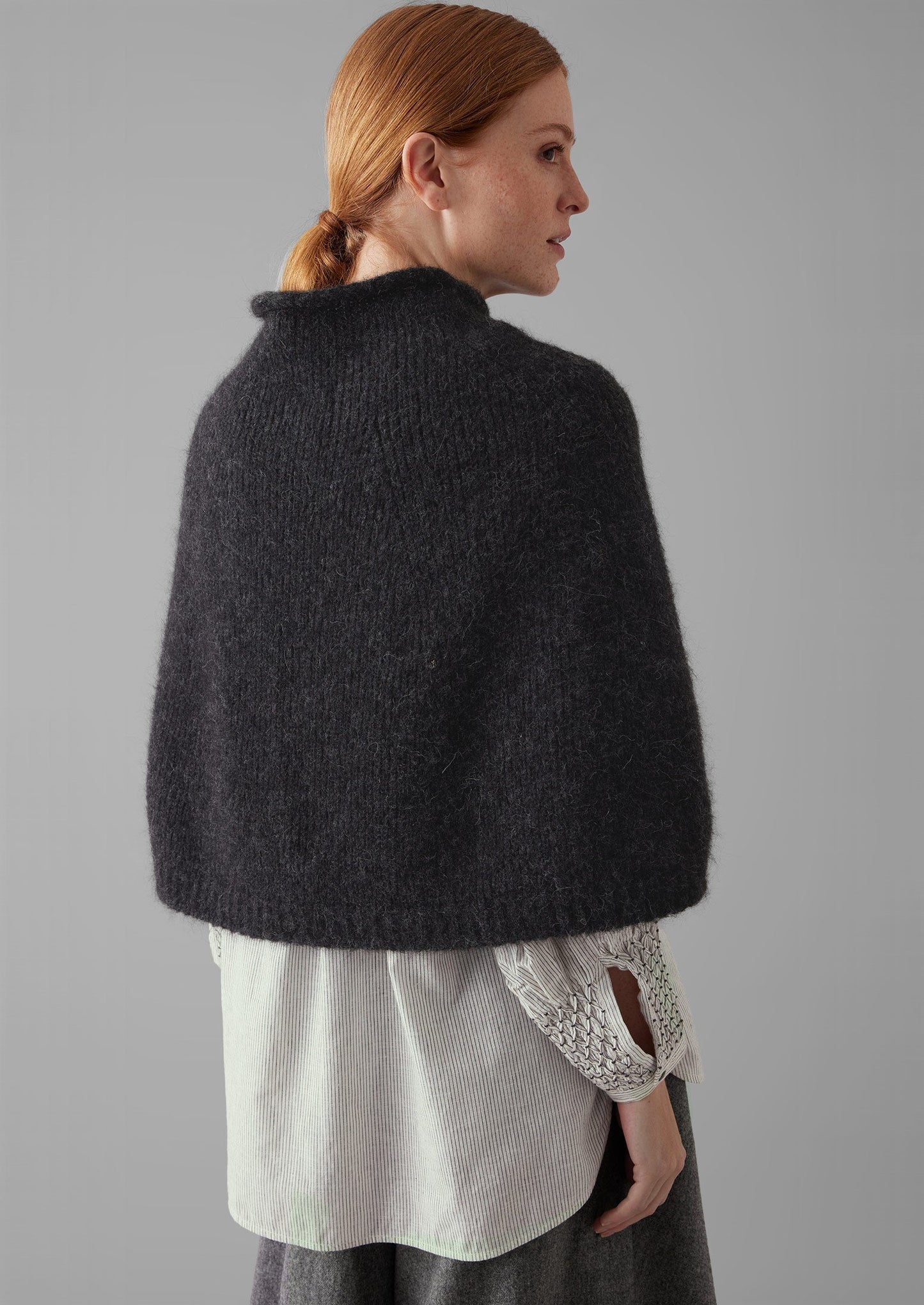 Poncho lavorato a maglia in misto alpaca Lofty | Carbone