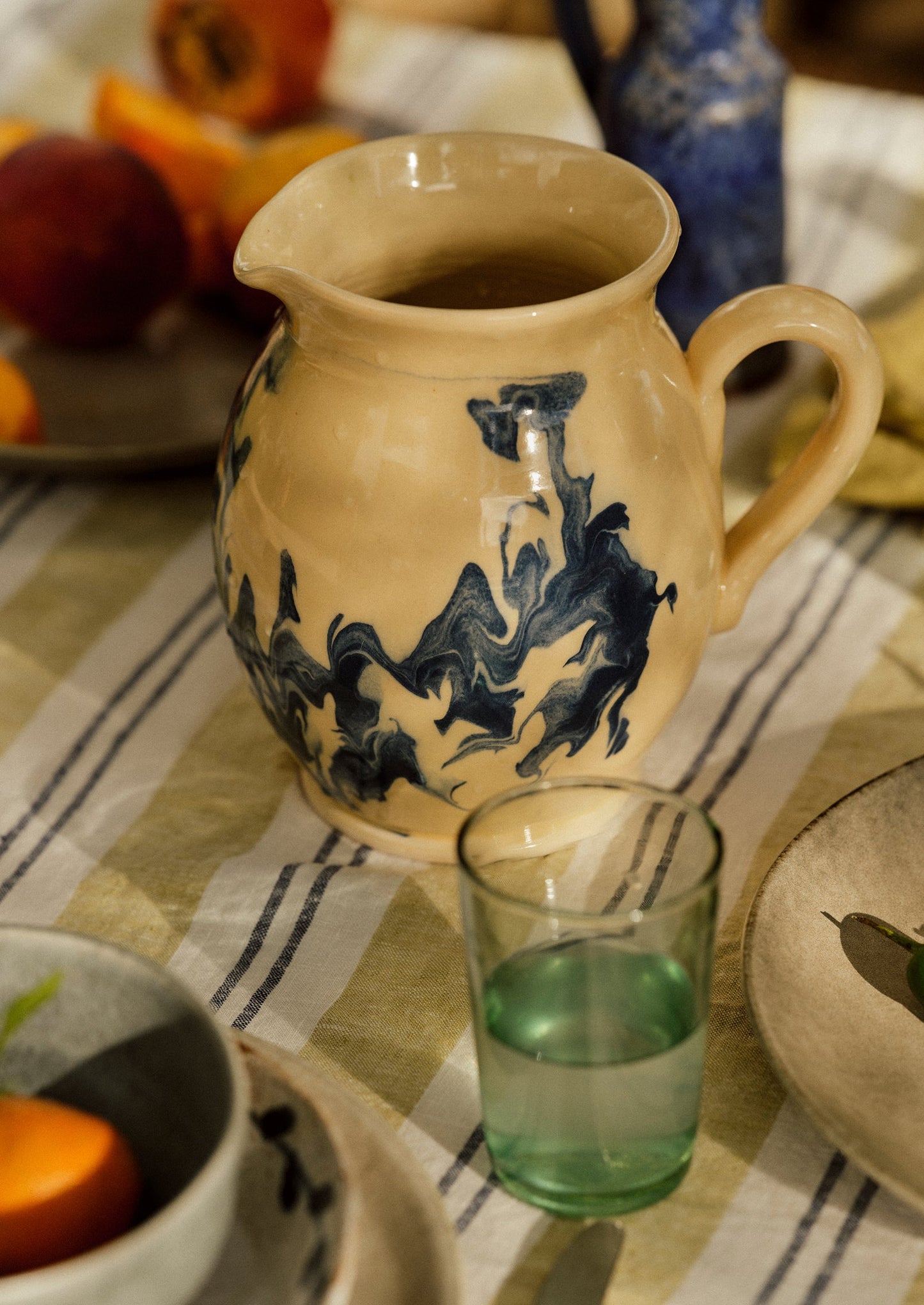 Brocca marmorizzata blu Poterie Barbotine | Crema/Blu