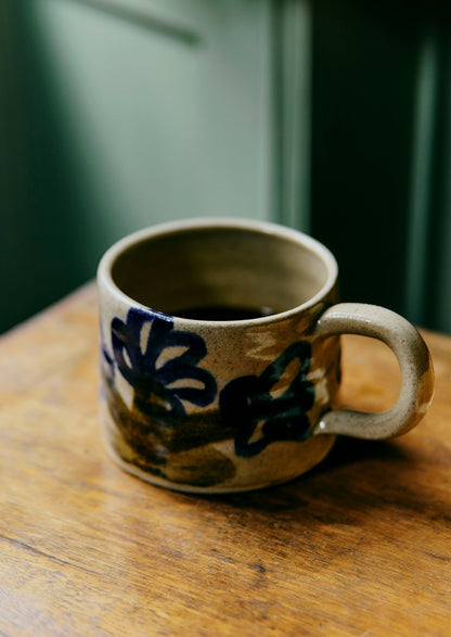 Tazza con fiori dipinti Zosia | Naturale/Blu