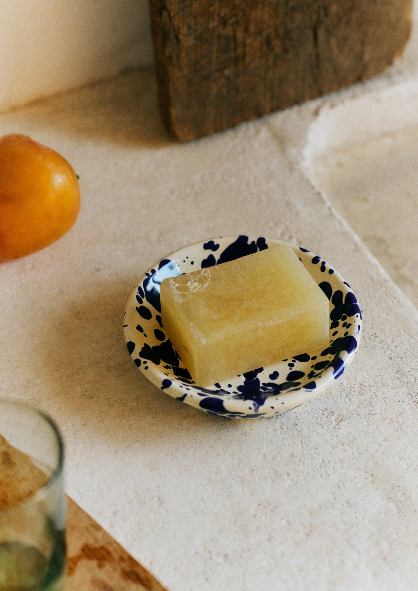 Portasapone smaltato a schizzi | Crema/Blu