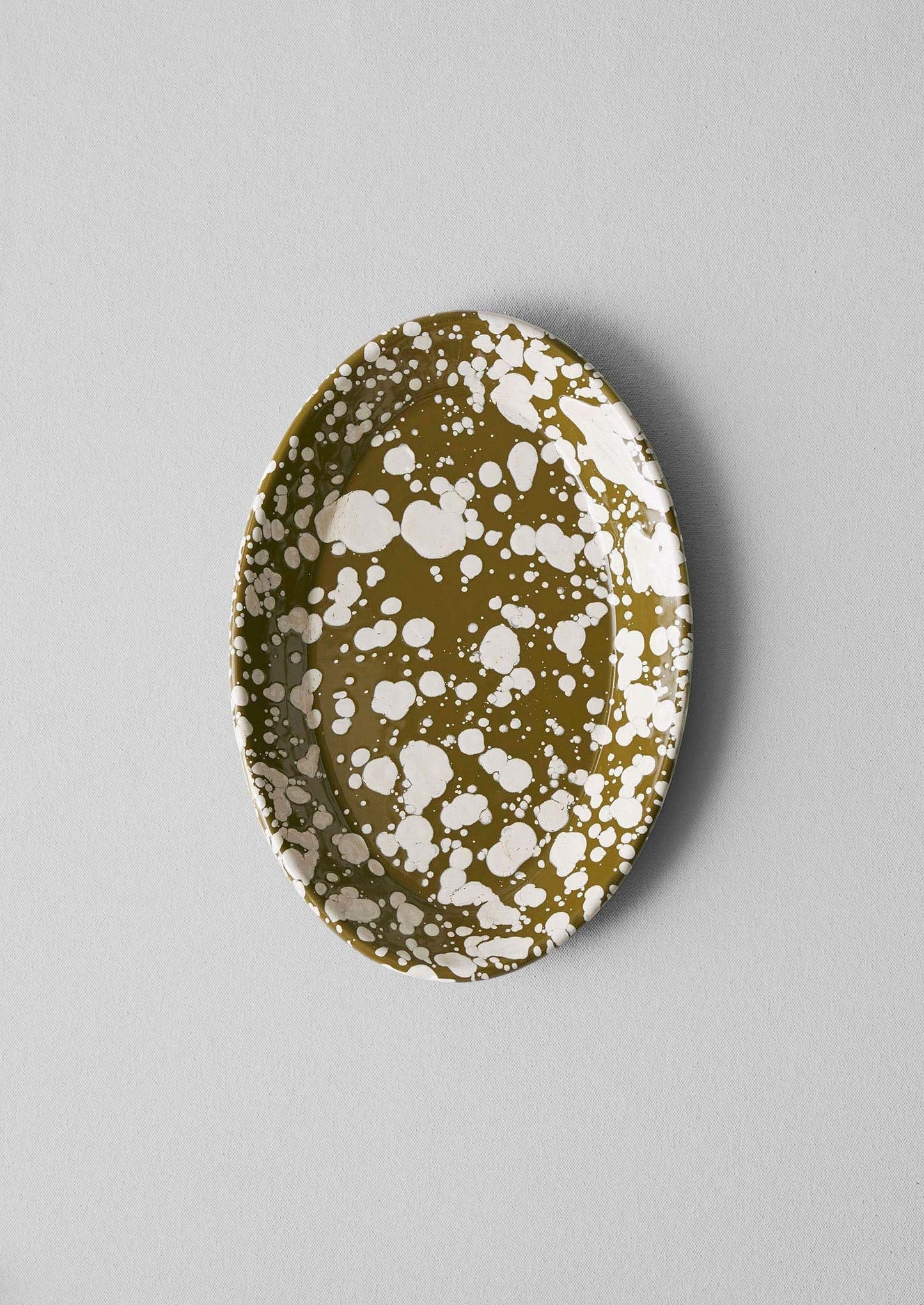 Piatto smaltato a schizzi | Oliva/Ecru