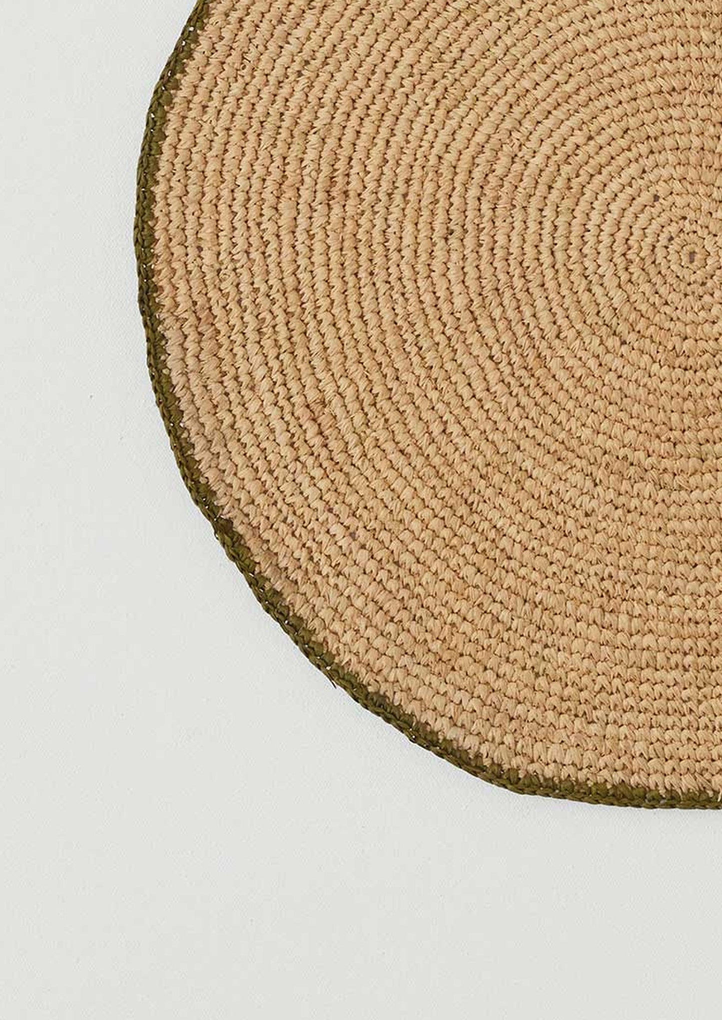 Tovaglietta in rafia con bordo a contrasto | Naturale/Oliva