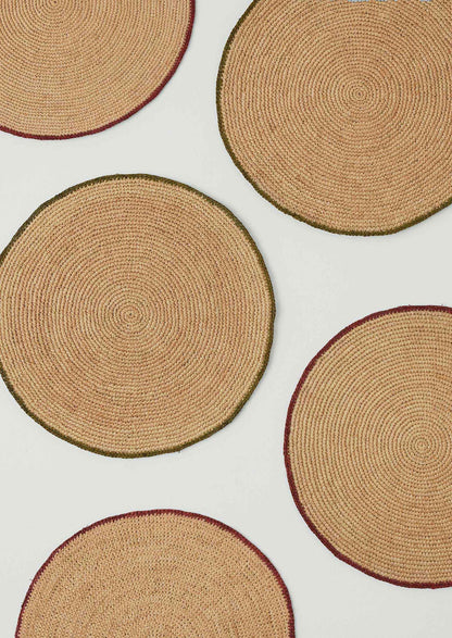 Tovaglietta in rafia con bordo a contrasto | Naturale/Oliva