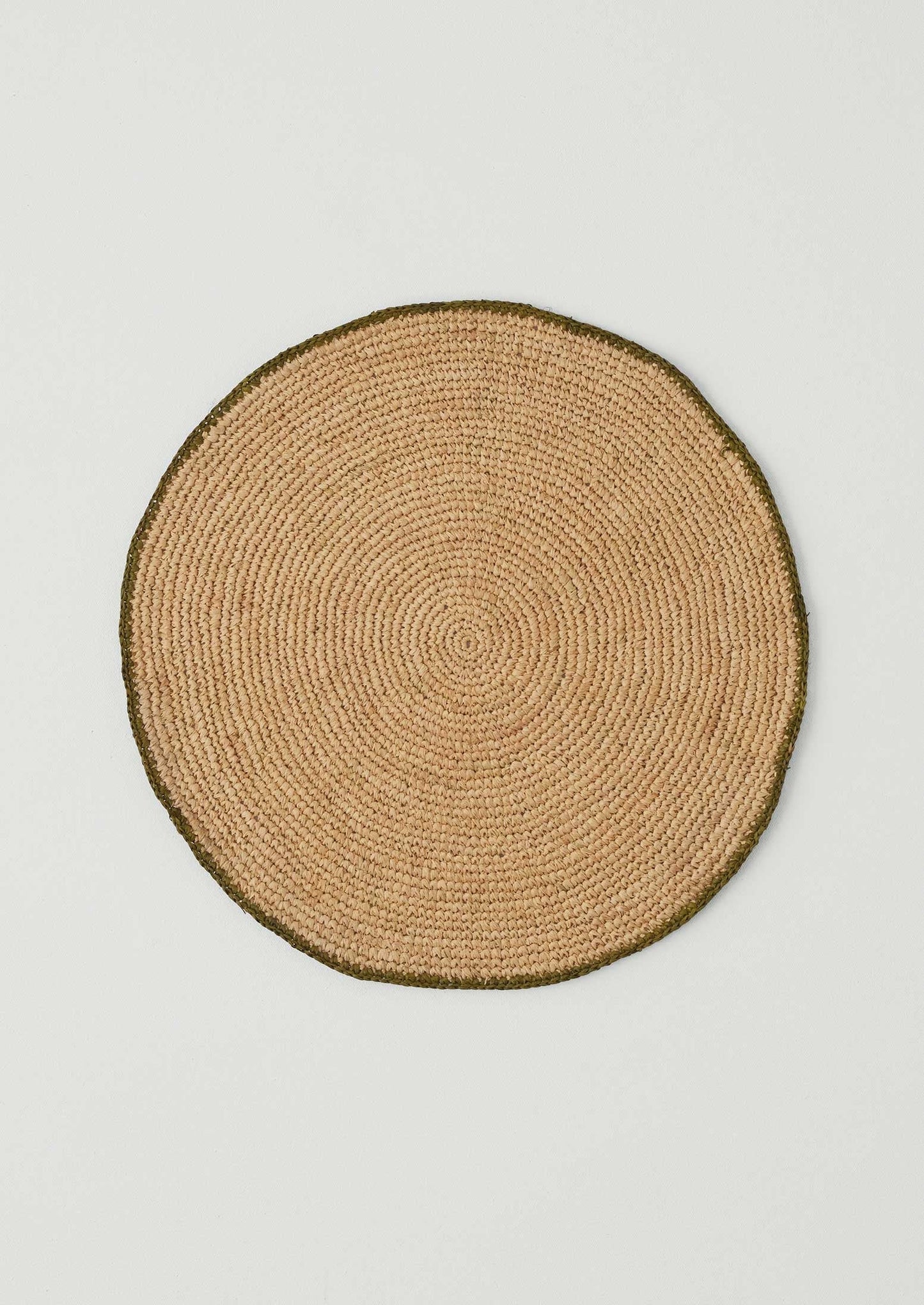 Tovaglietta in rafia con bordo a contrasto | Naturale/Oliva
