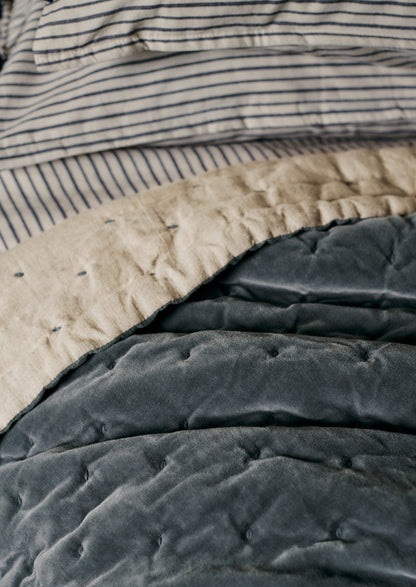Coperta in velluto trapuntata a mano | Blu minerale/Naturale