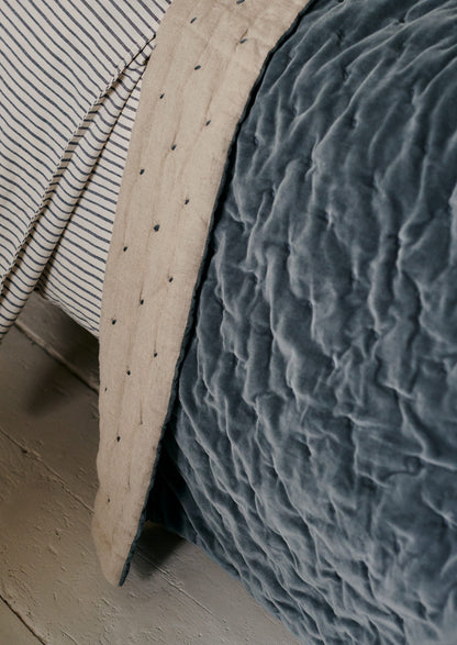 Coperta in velluto trapuntata a mano | Blu minerale/Naturale
