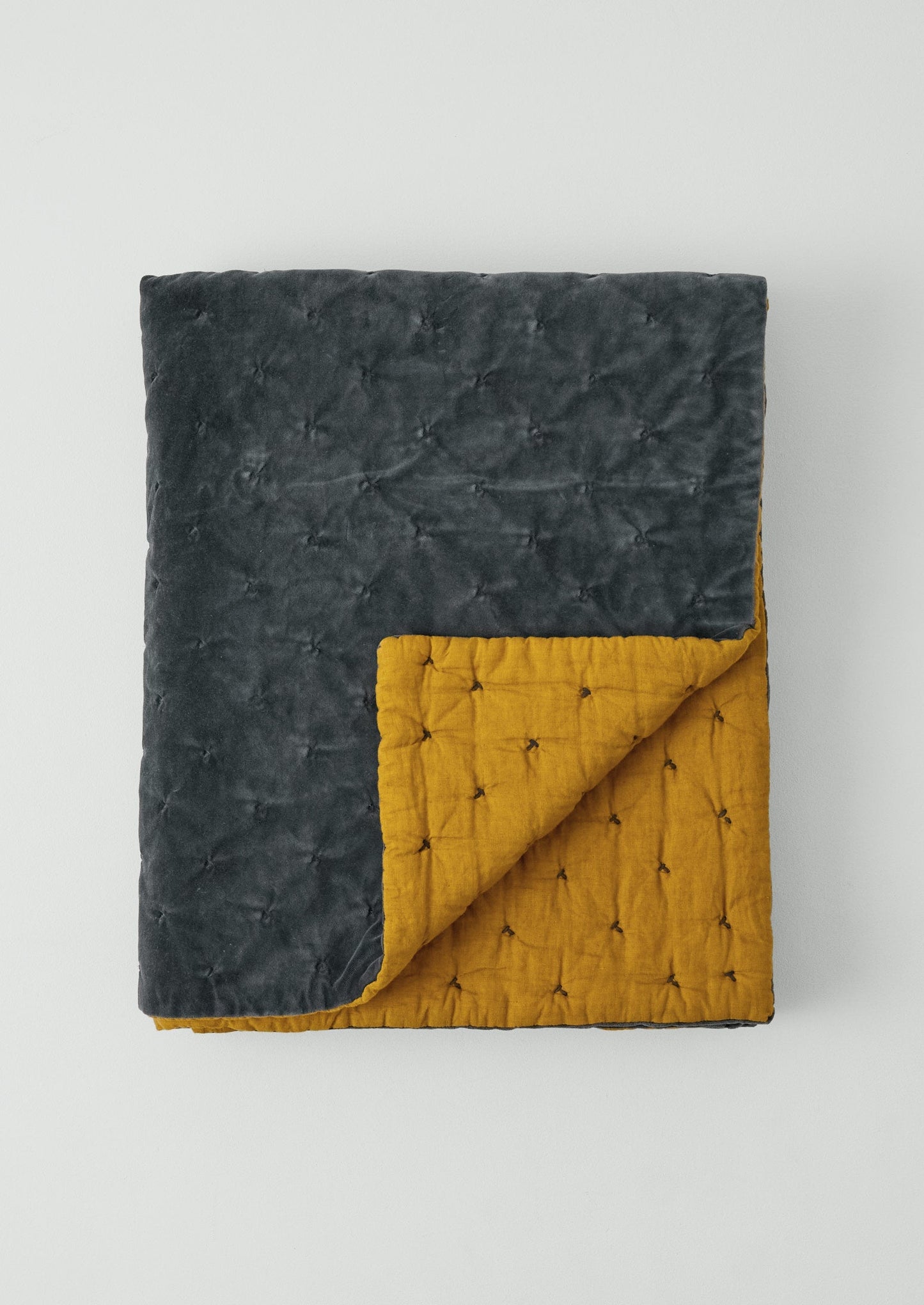 Trapunta in velluto organico a contrasto | Ardesia/Lichene