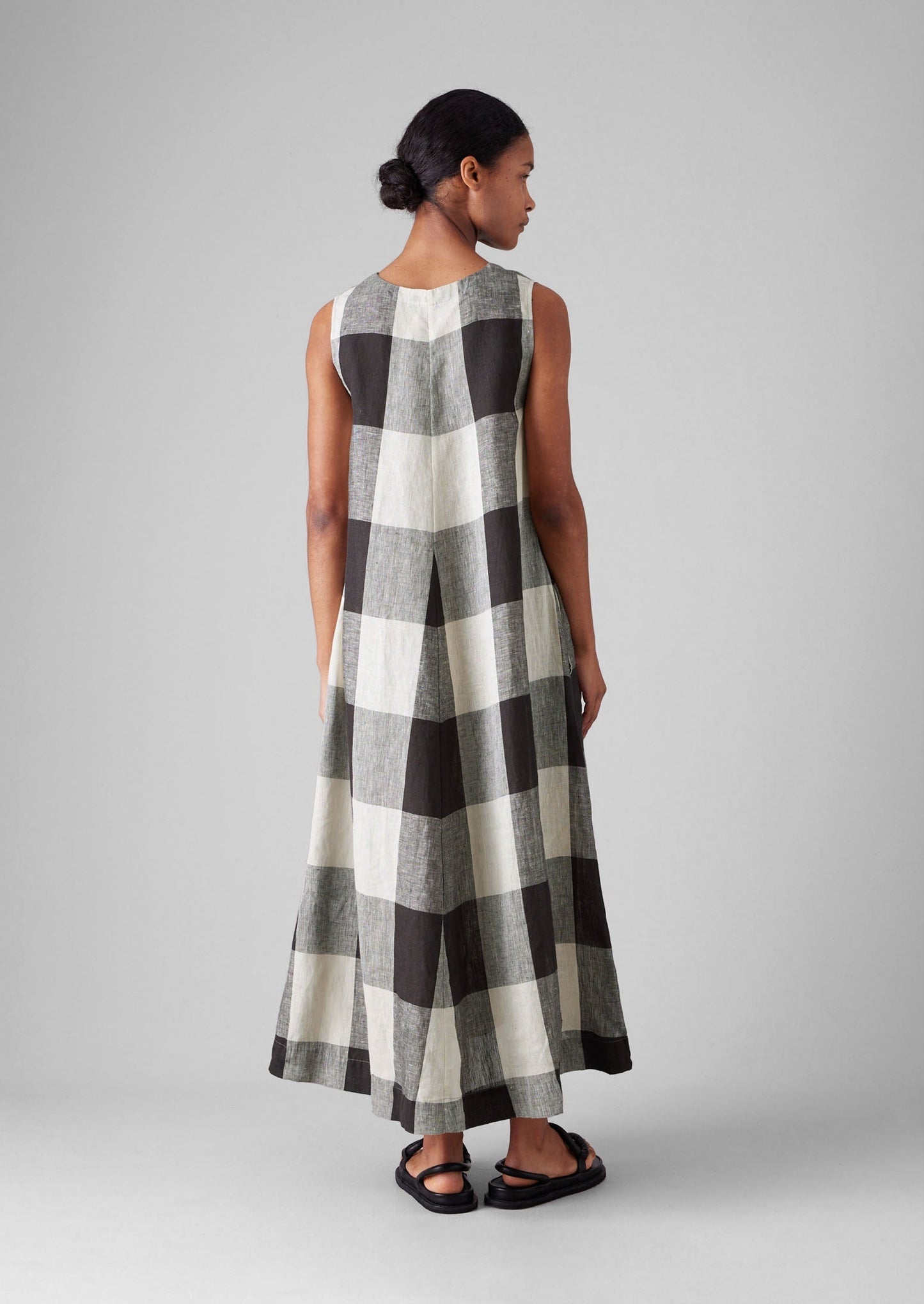 Abito leggero in lino a quadretti macro | Ecru/Carbone