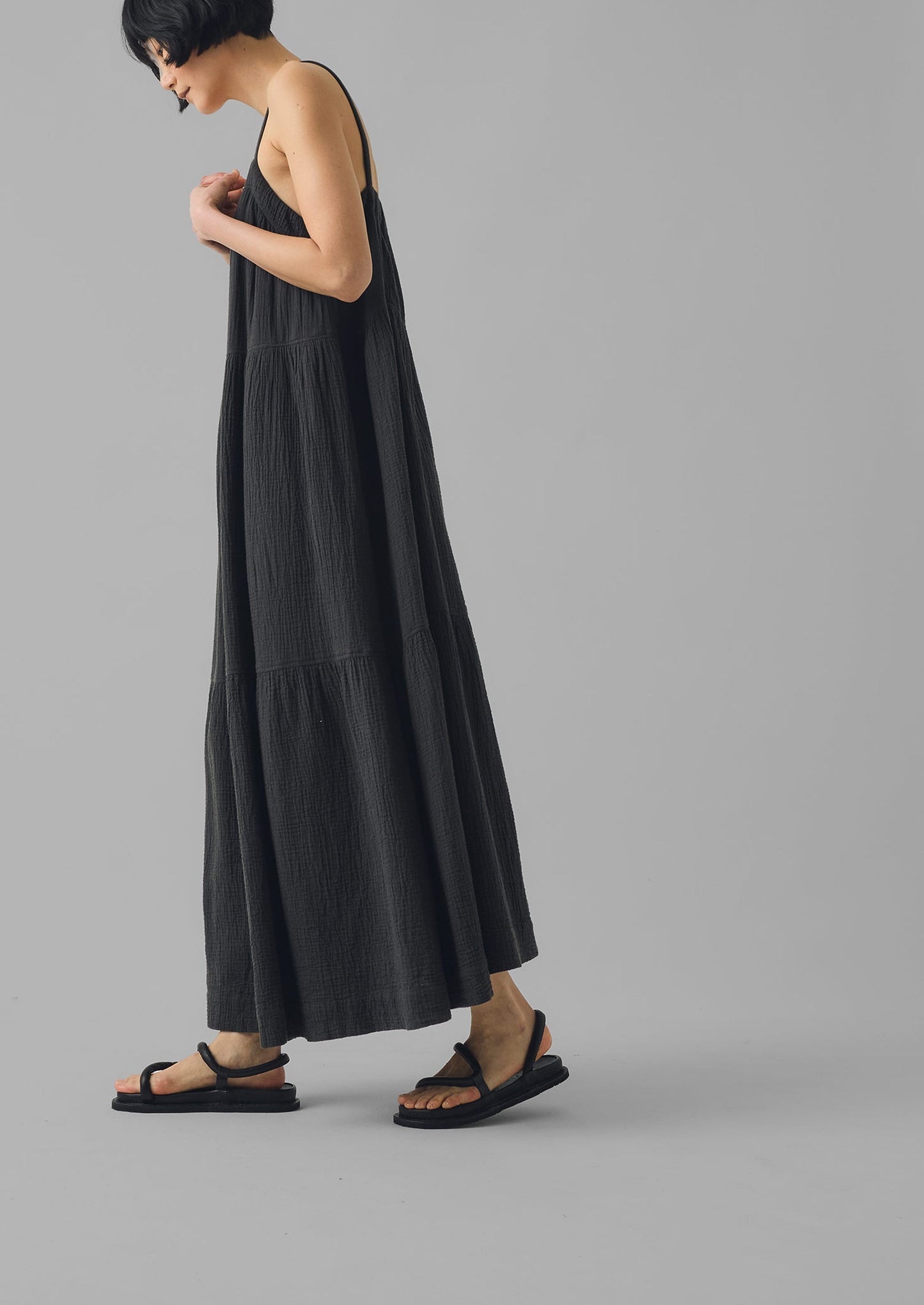 Abito a balze in garza di cotone stropicciato | Pepe nero