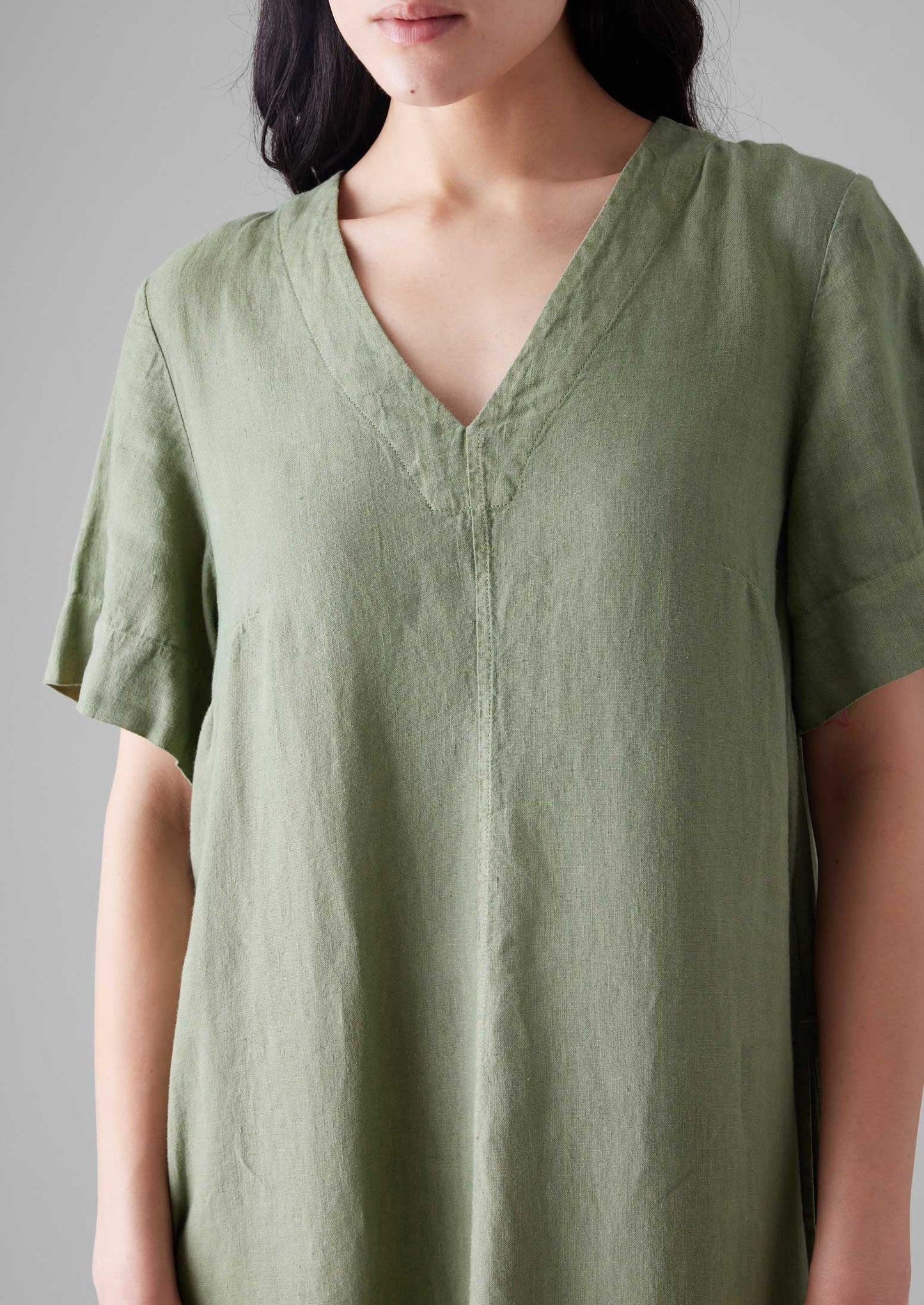 Abito in lino tinto in capo con scollo a V | Salvia chiaro