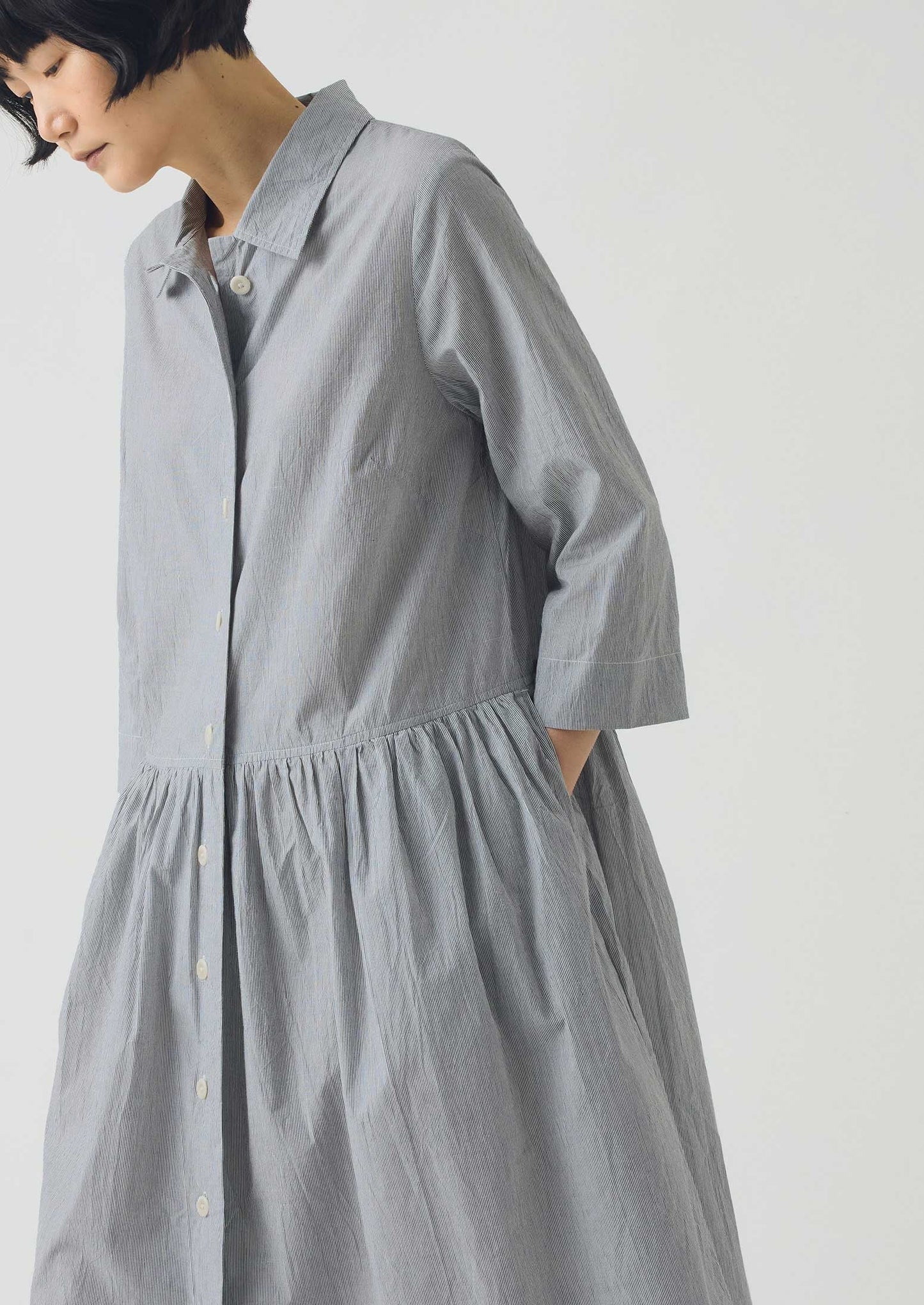 Abito camicia in cotone a righe sottili | Ecru/Ardesia