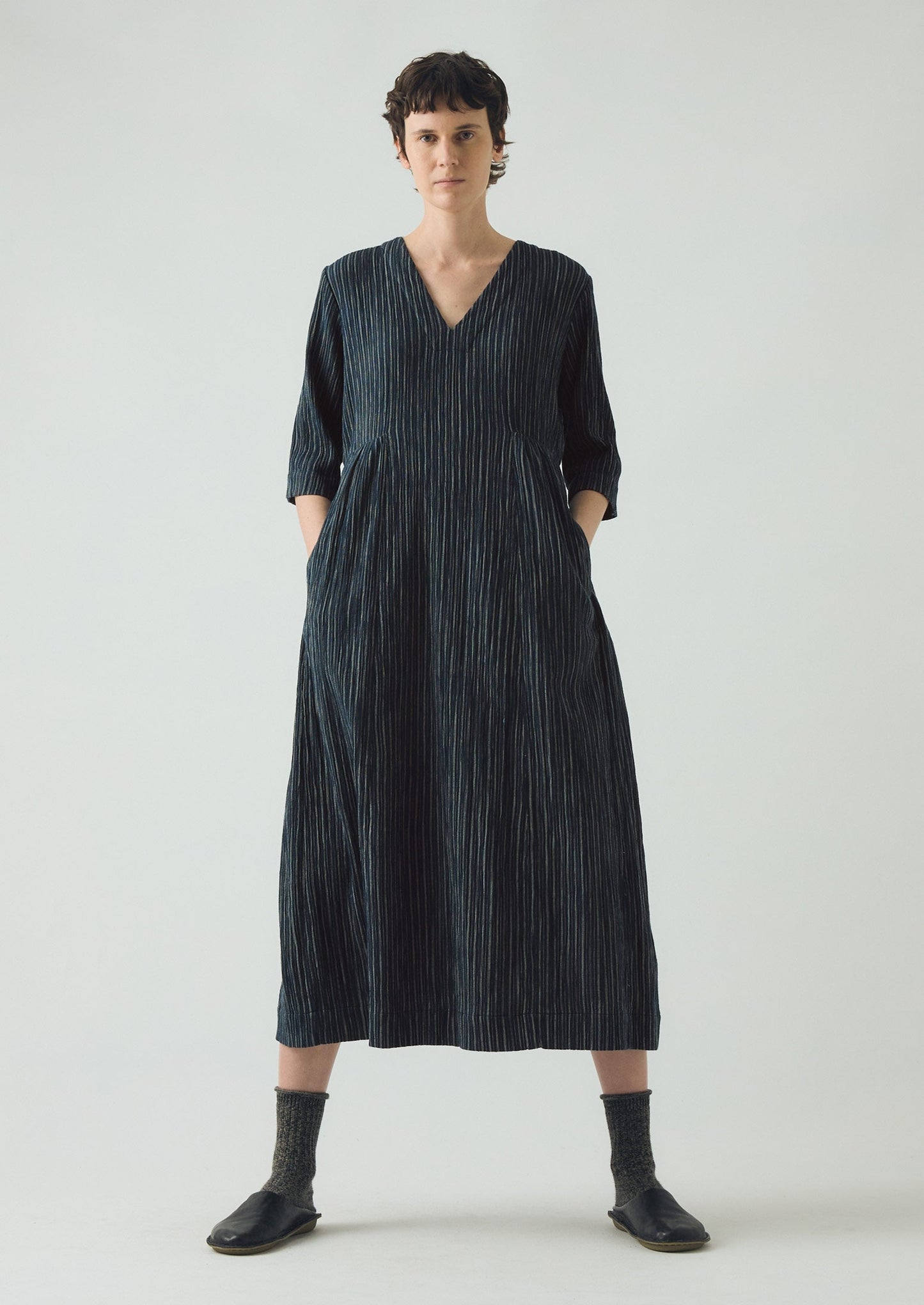 Abito a righe in cotone stropicciato con scollo a V | Blu notte