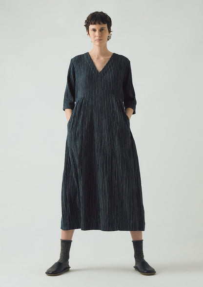 Abito a righe in cotone stropicciato con scollo a V | Blu notte