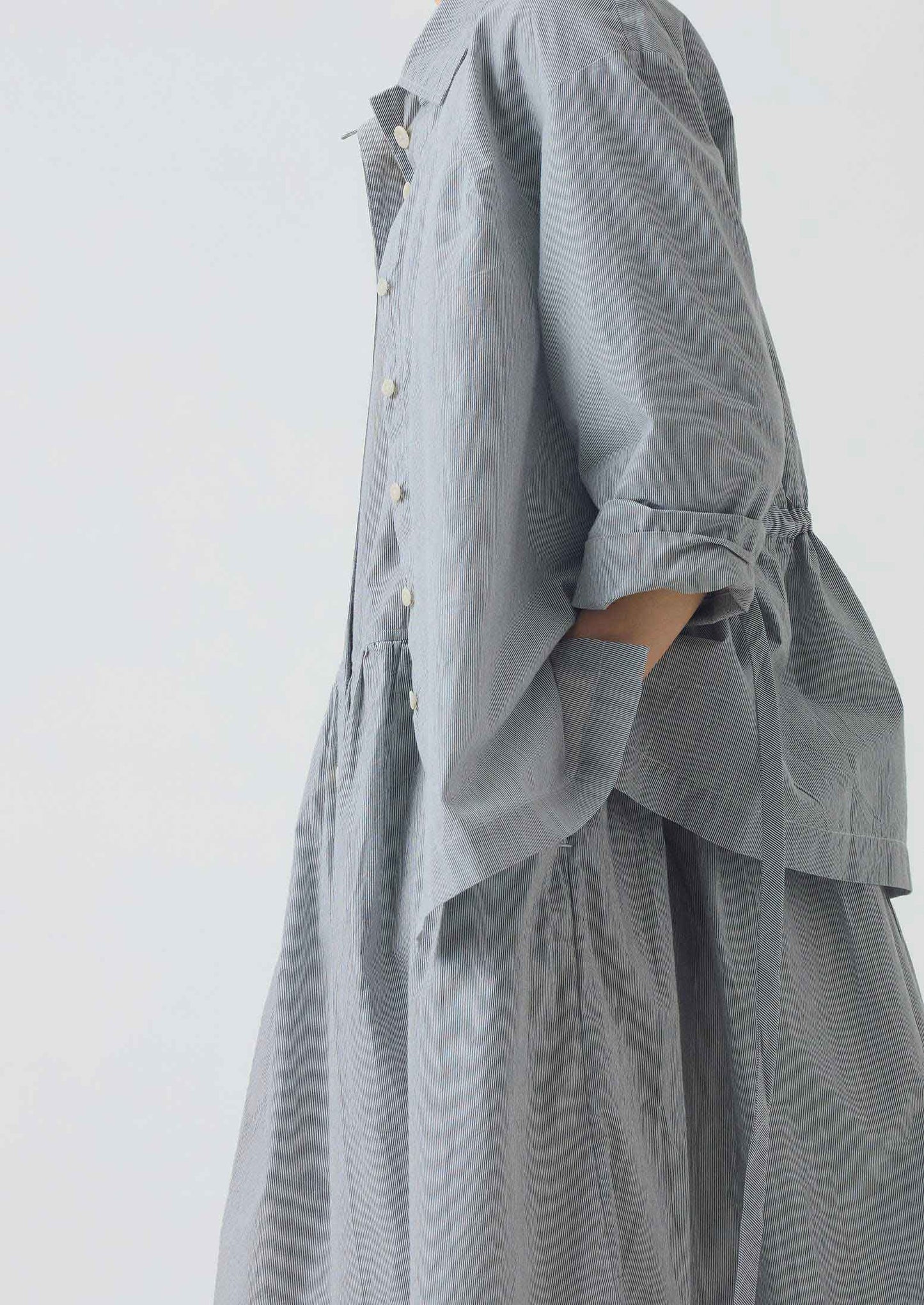 Camicia in cotone a righe sottili con cravatta | Ecru/Ardesia