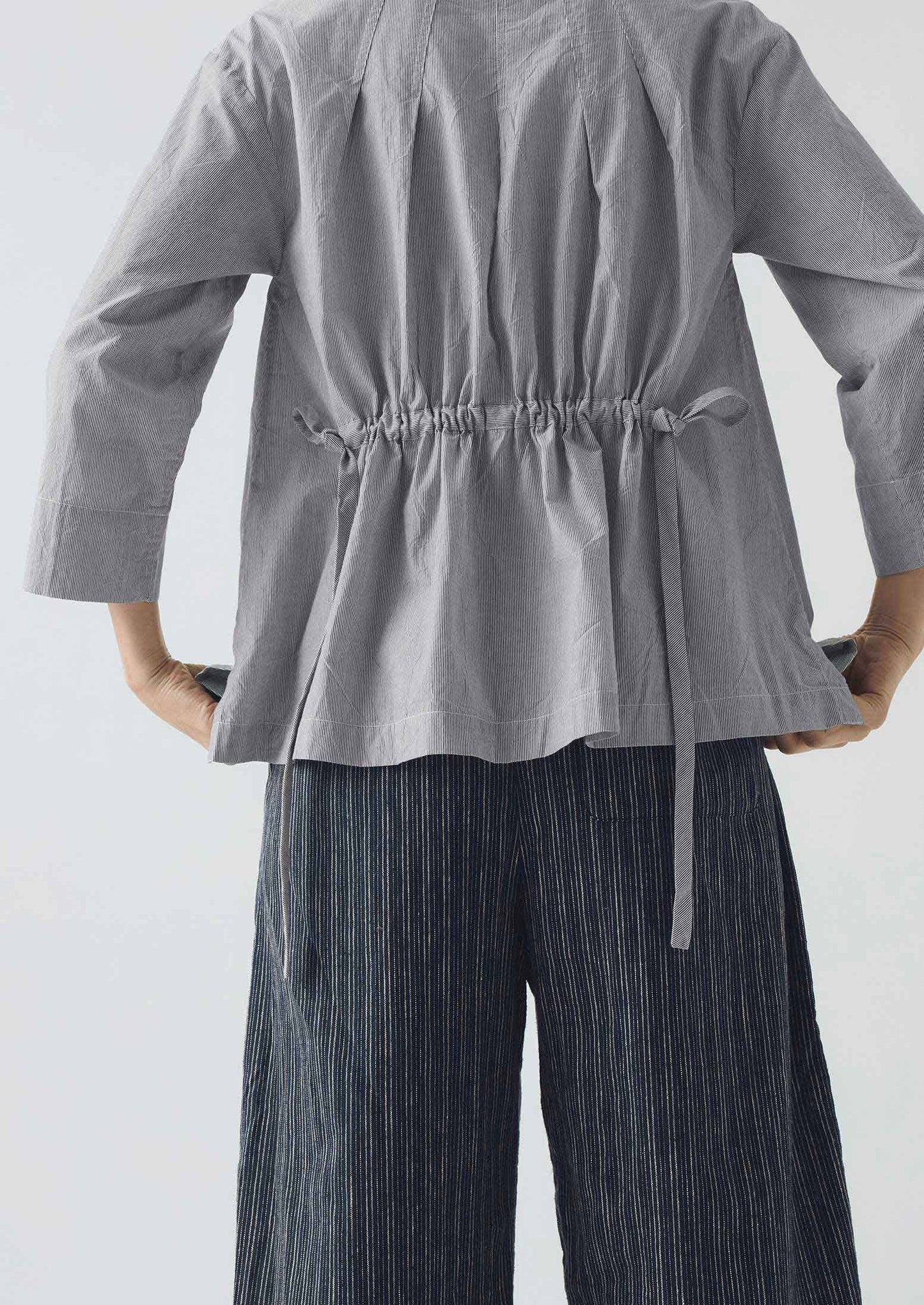 Camicia in cotone a righe sottili con cravatta | Ecru/Ardesia