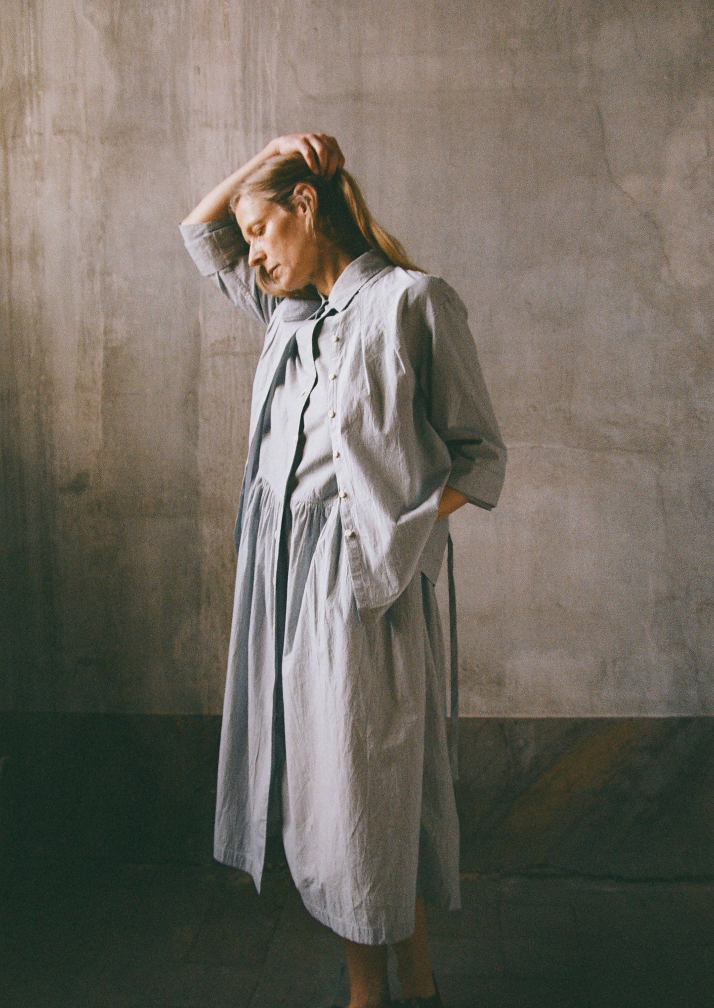 Camicia in cotone a righe sottili con cravatta | Ecru/Ardesia