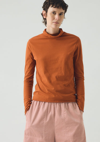 Maglietta in morbido cotone con collo alto | Terra di Siena bruciata