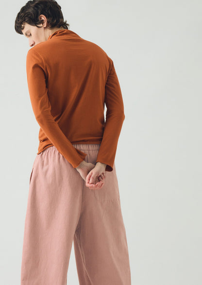 Maglietta in morbido cotone con collo alto | Terra di Siena bruciata