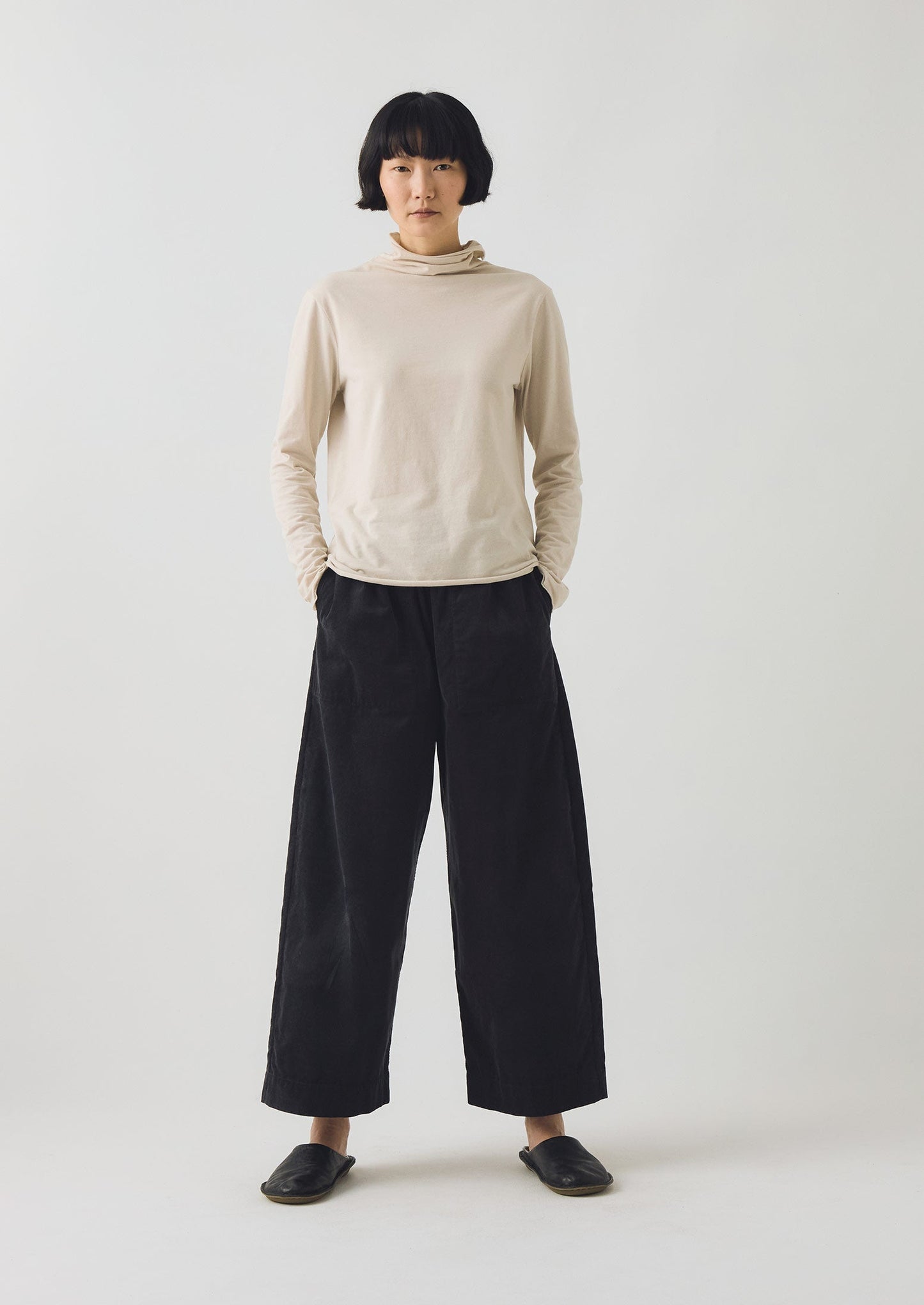 Pantaloni a gamba cilindrica in velluto a coste organico | Carbone