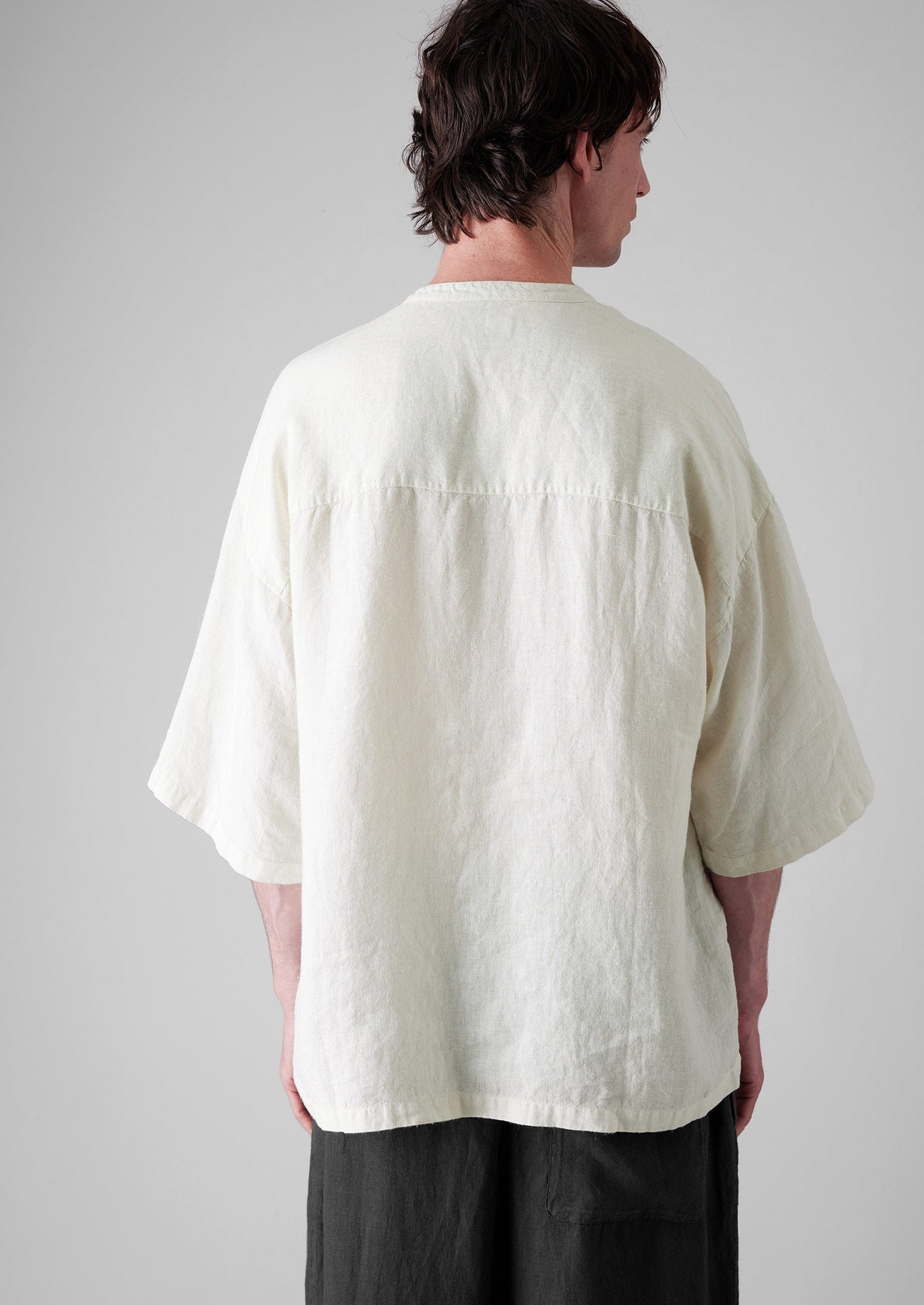 Camicia in lino tinto in capo con collo a serafino | Avena