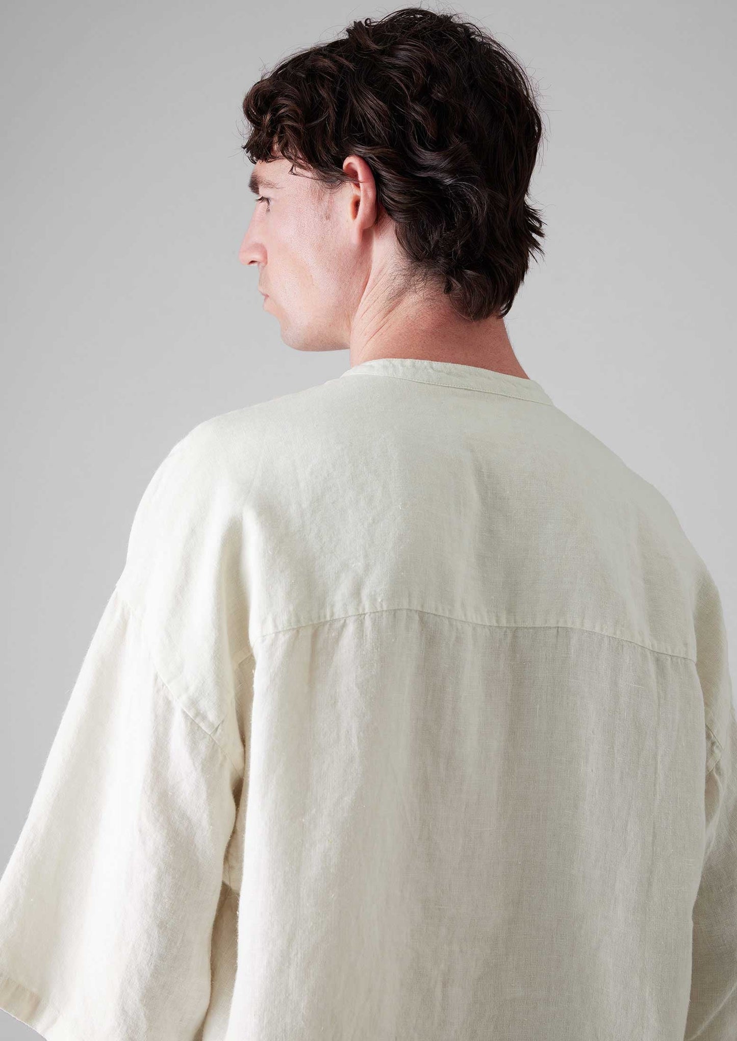 Camicia in lino tinto in capo con collo a serafino | Avena