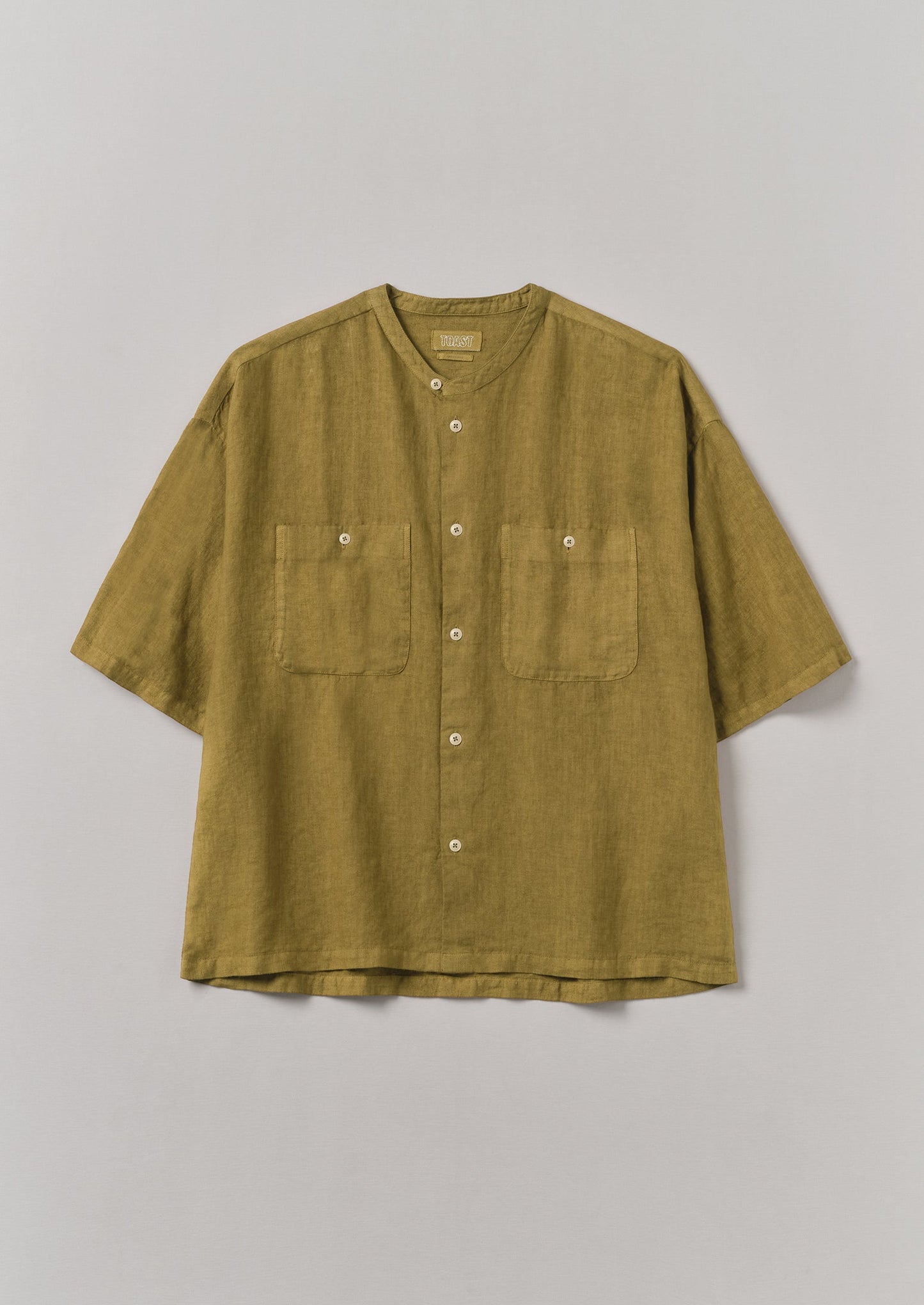 Camicia in lino tinto in capo con collo a serafino | Verde Durian