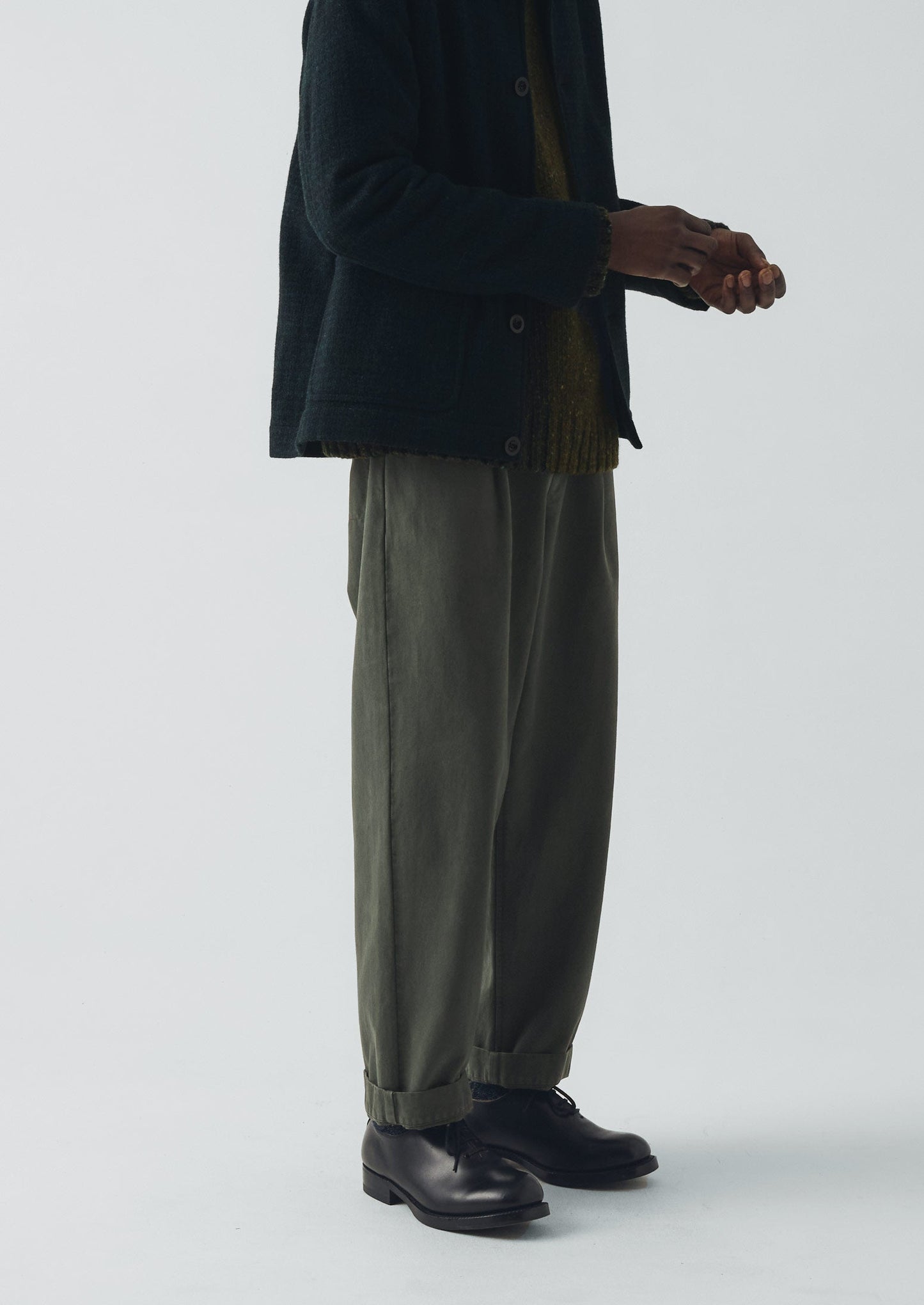 Pantaloni a pieghe in cotone a spina di pesce Otto | Verde minerale scuro