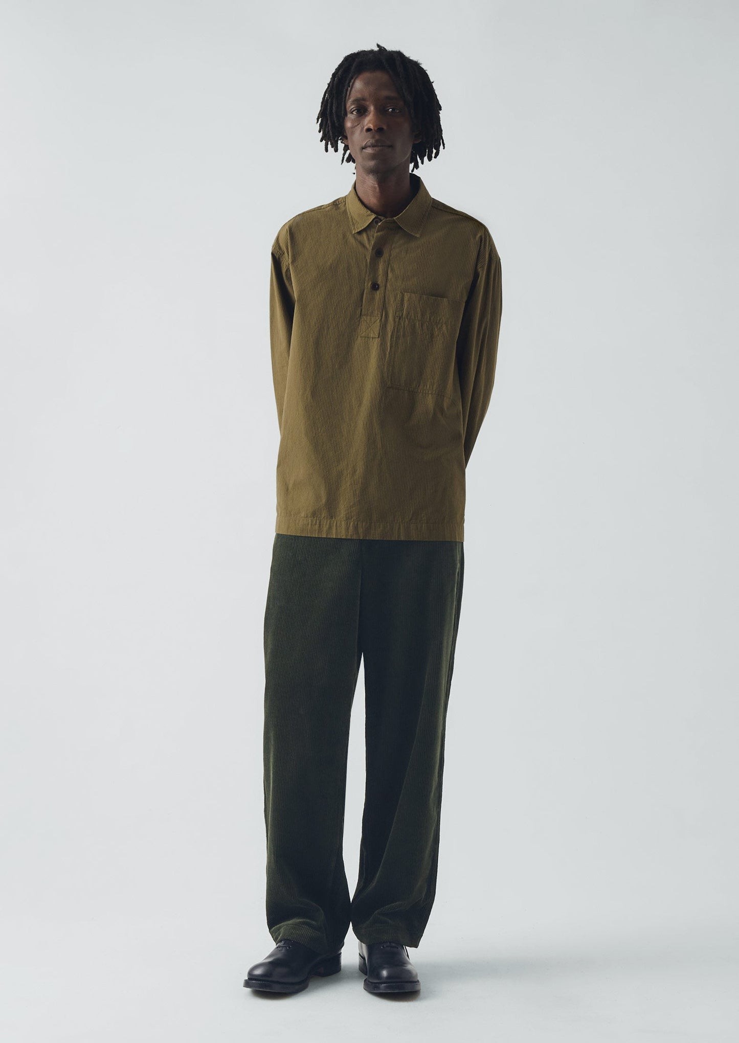 Camicia a righe con tasca grande e bottone | Oliva