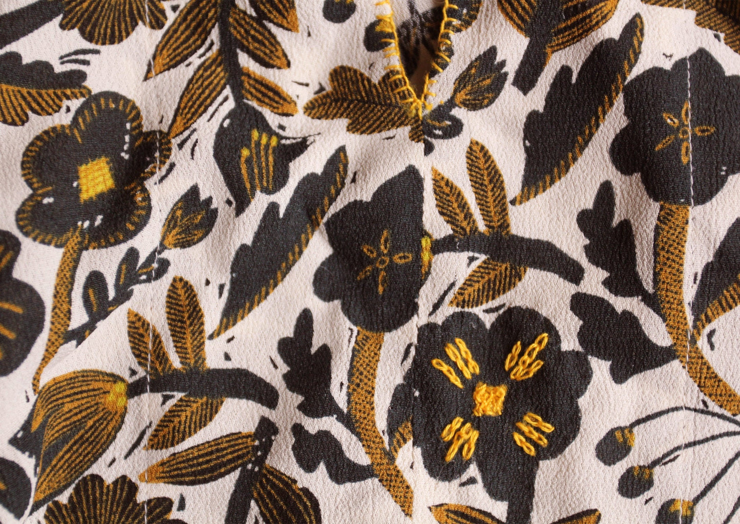 Abito in crepe floreale con nodo anteriore rinnovato, taglia 8 | Olio/Betulla