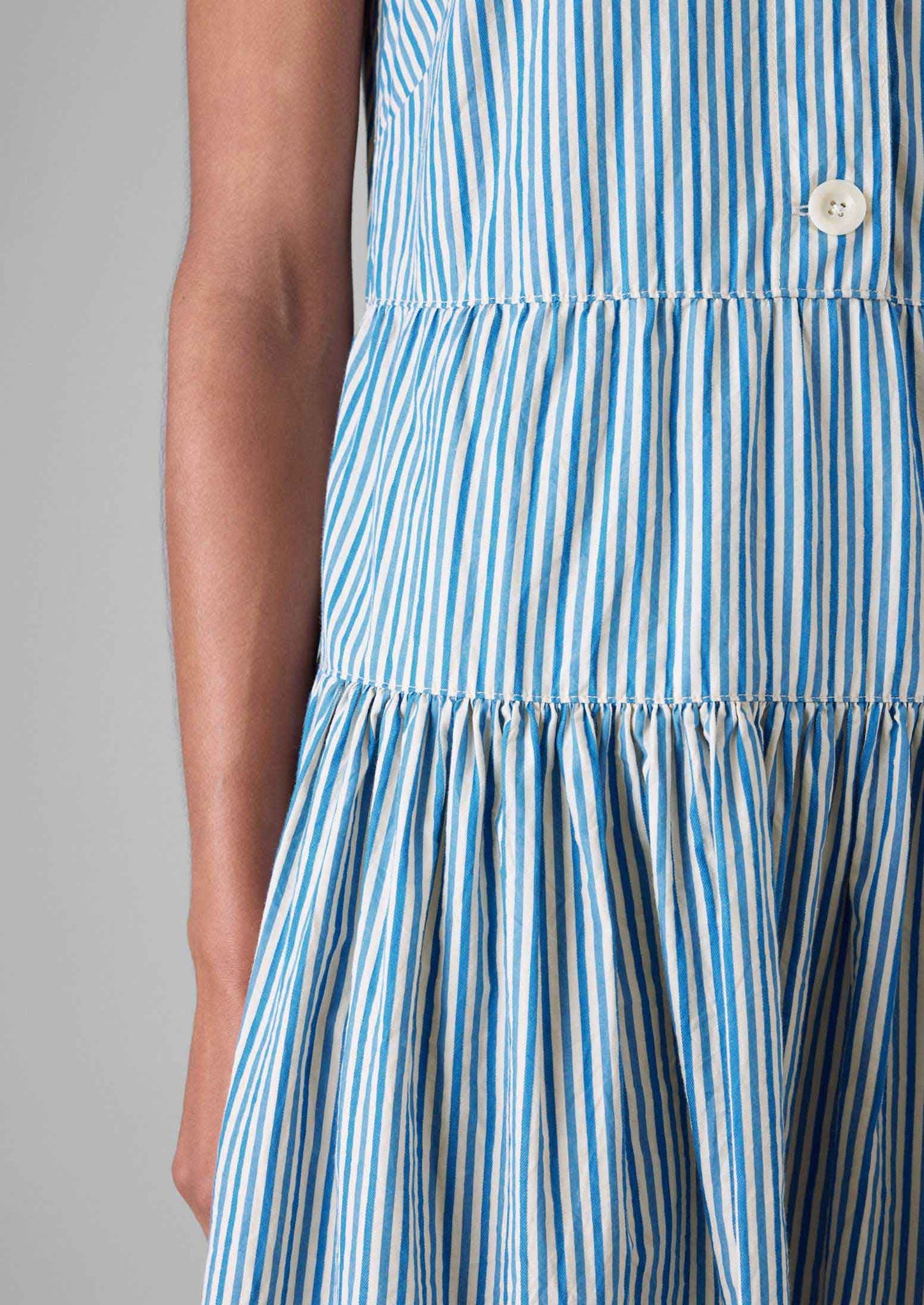 Abito in cotone plissettato a righe color caramella | Blu oceano/Écru