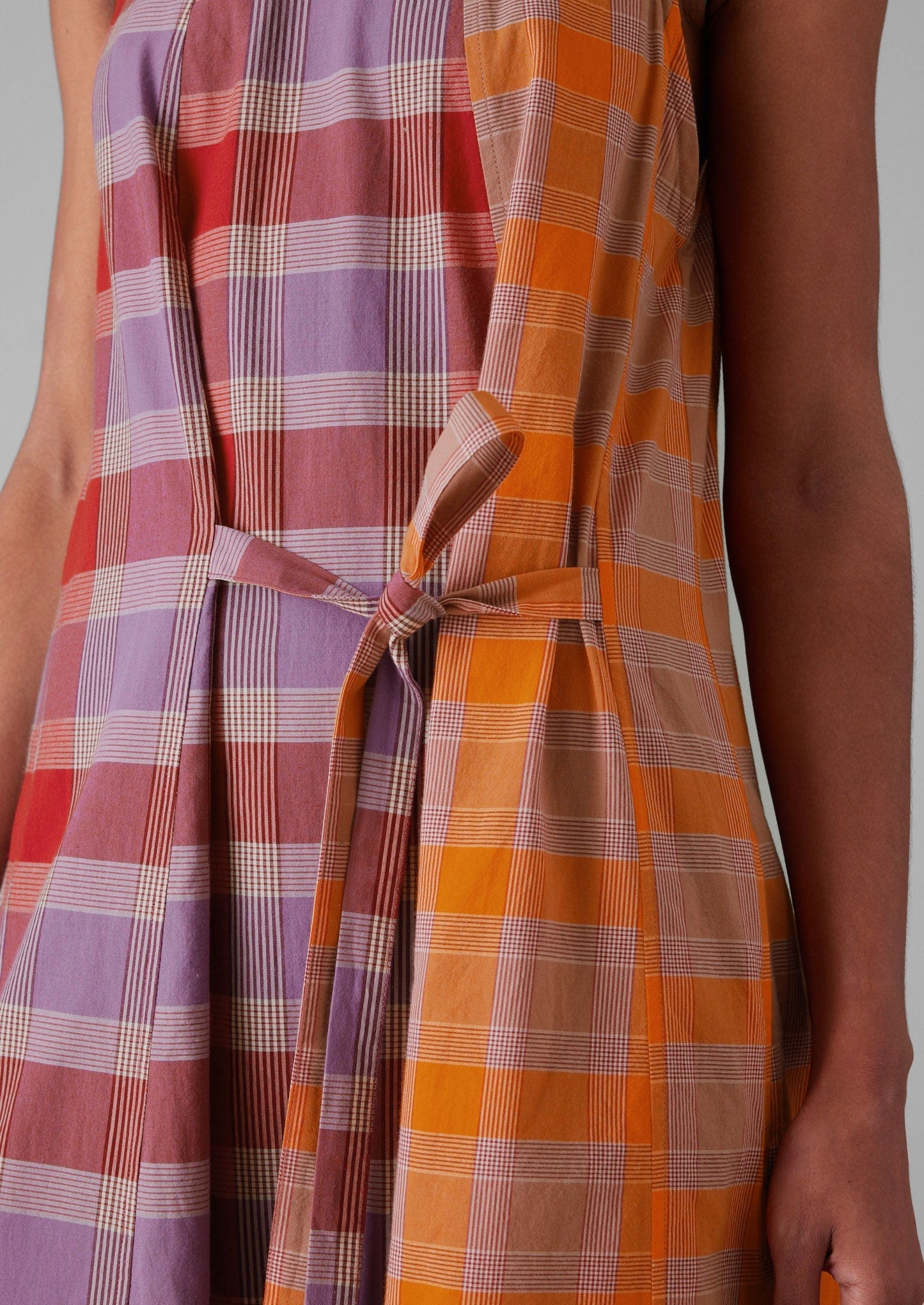 Abito in cotone a quadri con pannelli annodati sul davanti | Rosso brillante/Glicine