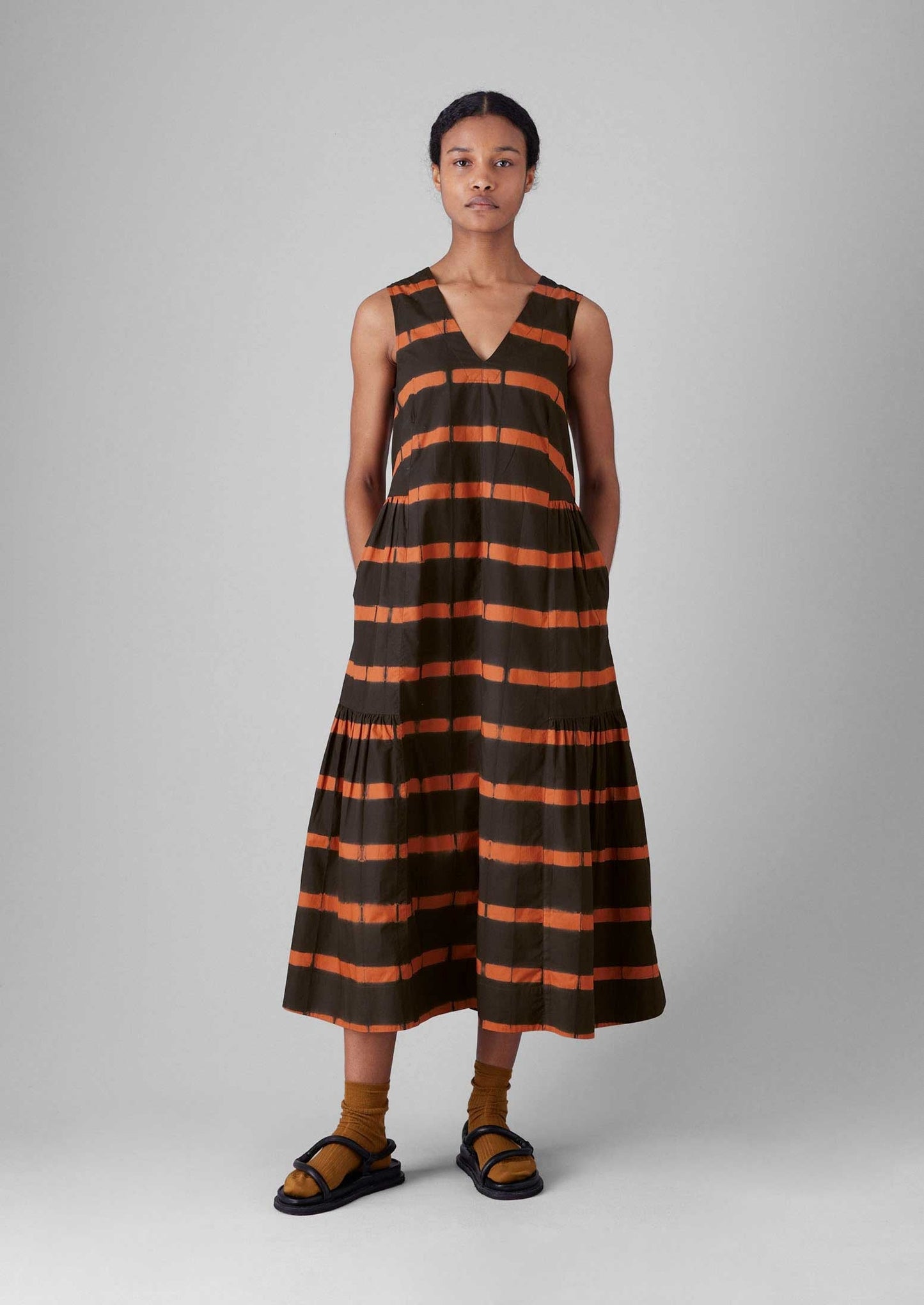 Abito in cotone tinto con fascette a righe | Marrone