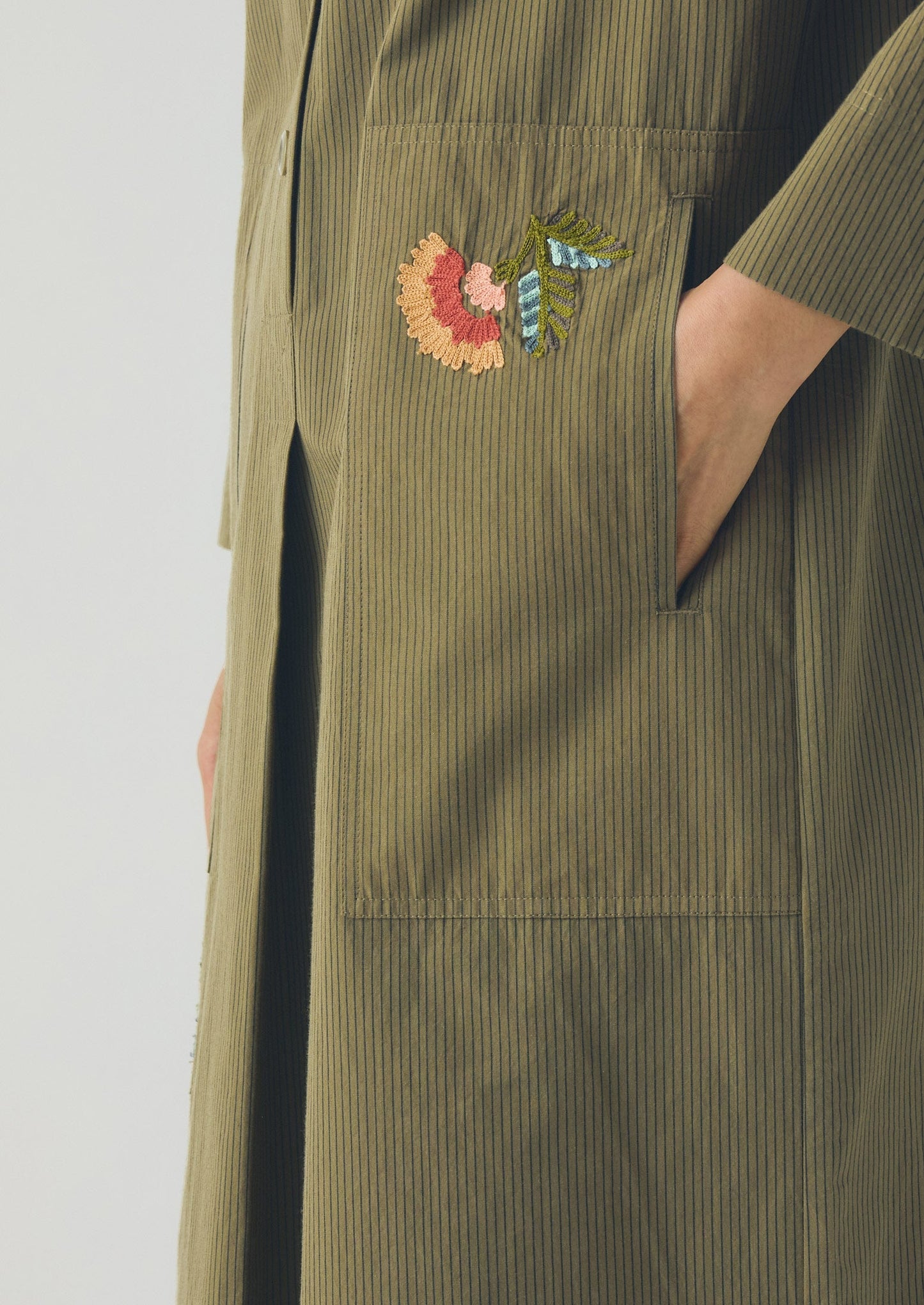 Abito camicia in cotone a righe mini ricamato | Oliva