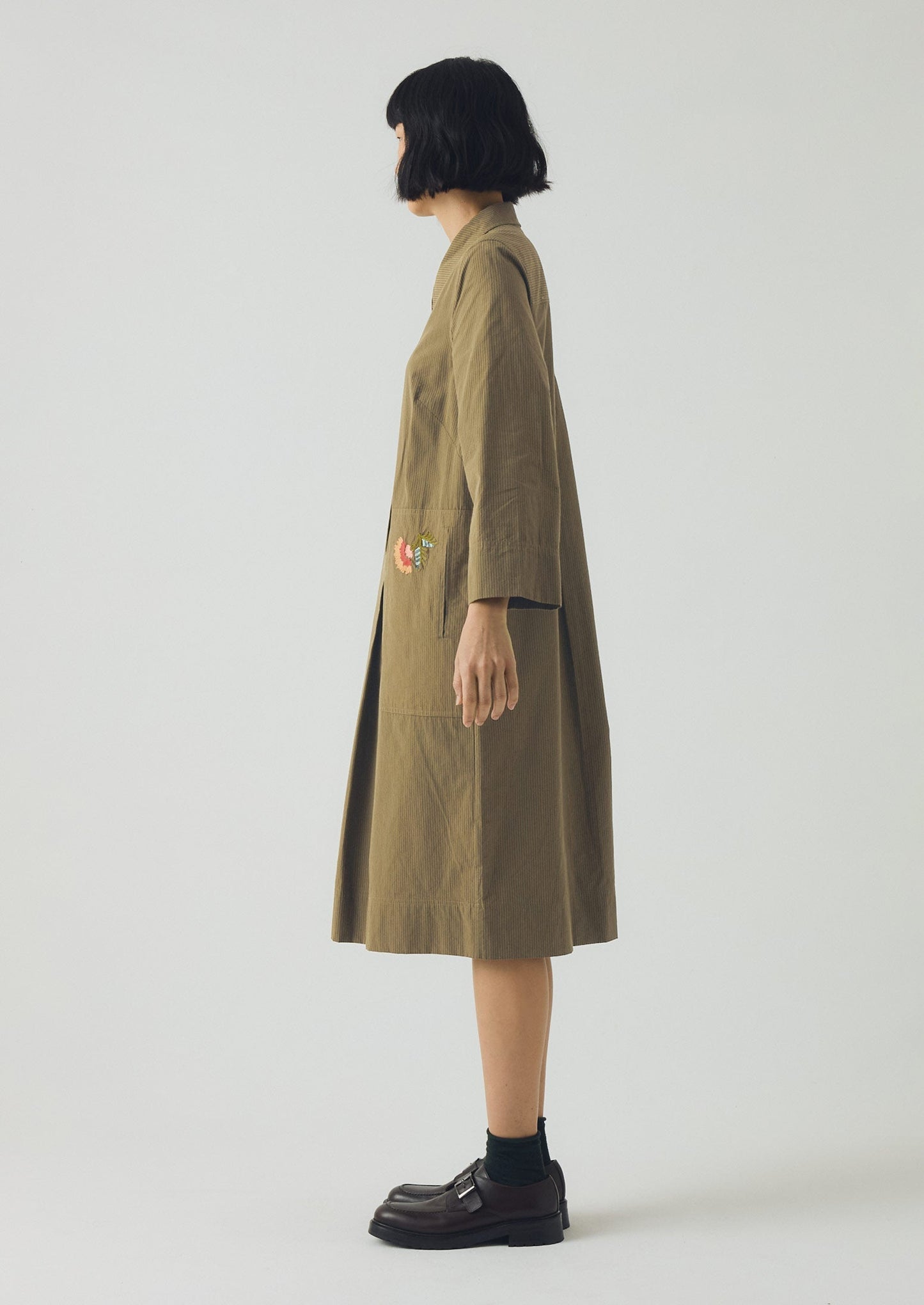 Abito camicia in cotone a righe mini ricamato | Oliva