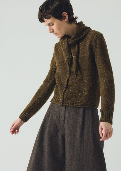 Cardigan con foulard in lana merino Donegal | Oliva più scura