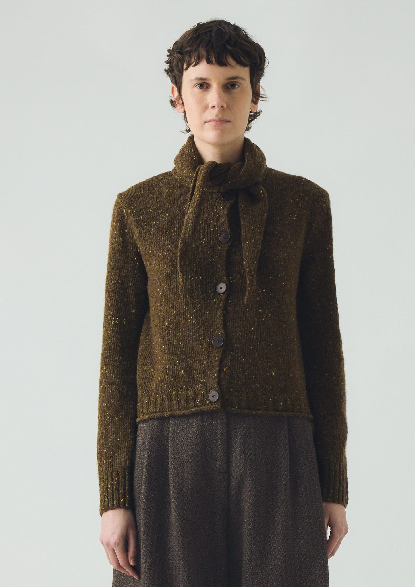 Cardigan con foulard in lana merino Donegal | Oliva più scura