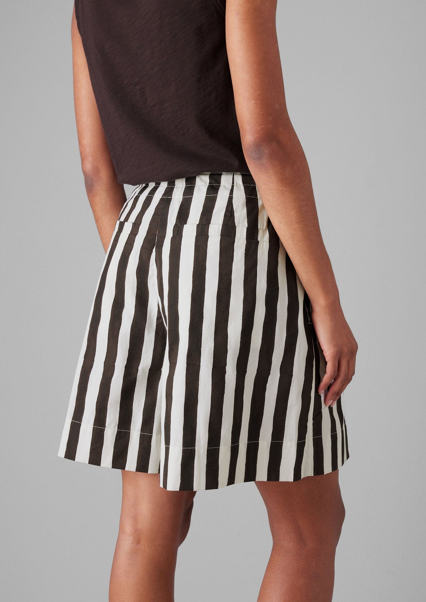 Pantaloncini in cotone con stampa a blocchi di strisce ondulate | Ecru/Cioccolato